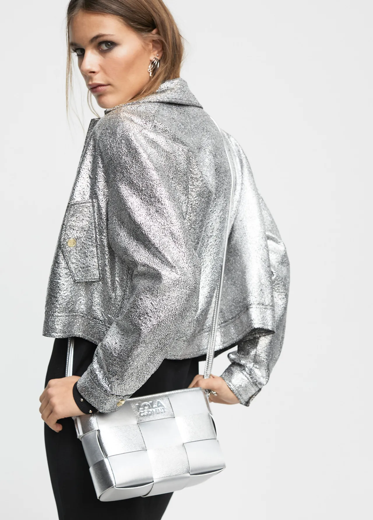 bandolera_trenzada_1.webp Lola Casademunt Bandoleras | Bolsos Pequeños<Bandolera trenzada DORADO