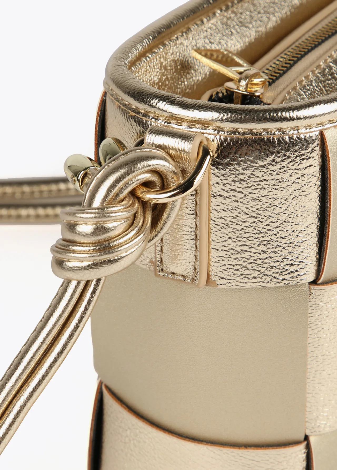 bandolera_trenzada_3-1.webp Lola Casademunt Bandoleras | Bolsos Pequeños<Bandolera trenzada DORADO
