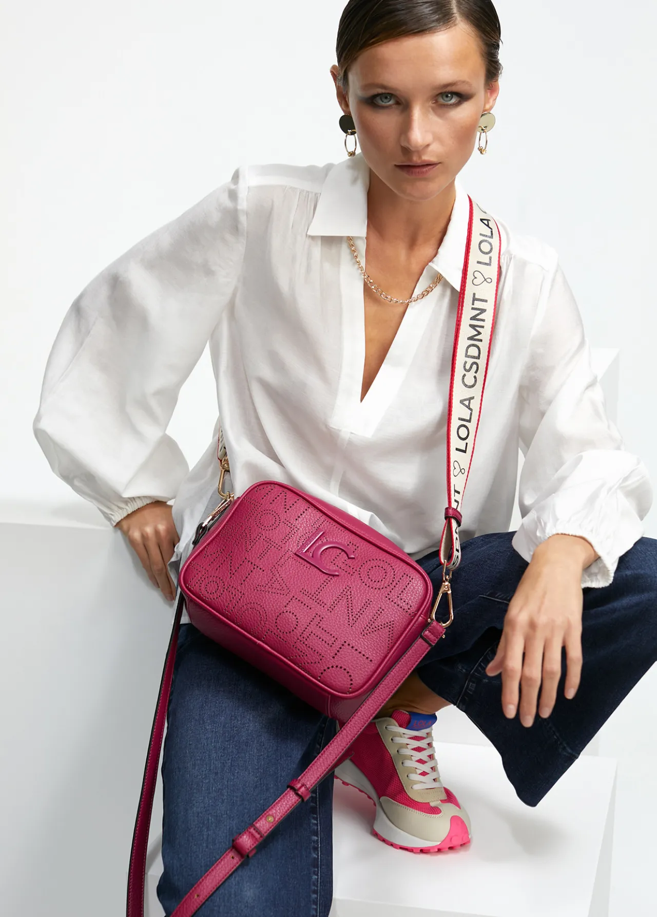 bandolera_troquelada_1-2.webp Lola Casademunt Bandoleras | Bolsos Pequeños<Bandolera troquelada MARRON
