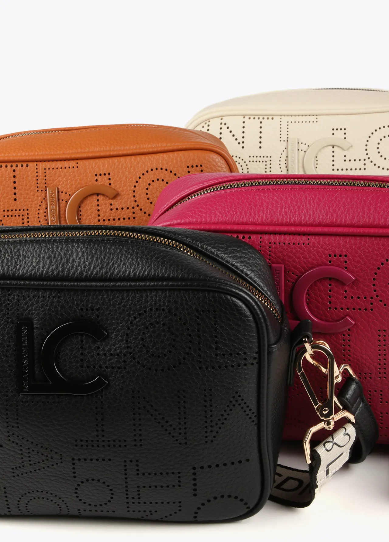bandolera_troquelada_5-3.webp Lola Casademunt Bandoleras | Bolsos Pequeños<Bandolera troquelada MARRON