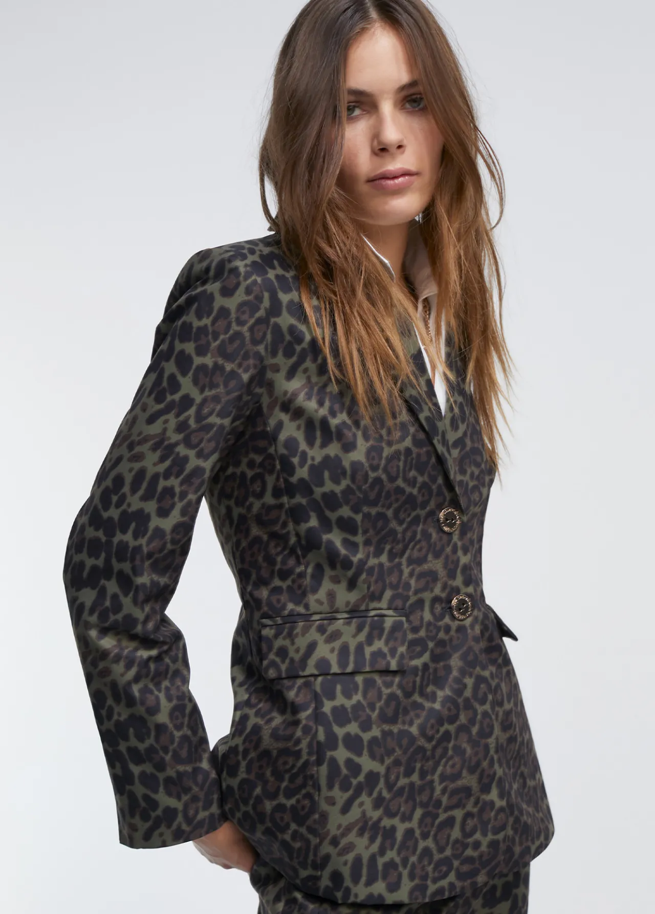 blazer_animal_print_3-1.webp Lola Casademunt Animal Print | Americanas Y Blazers<Blazer animal print NEGRO-VERDE