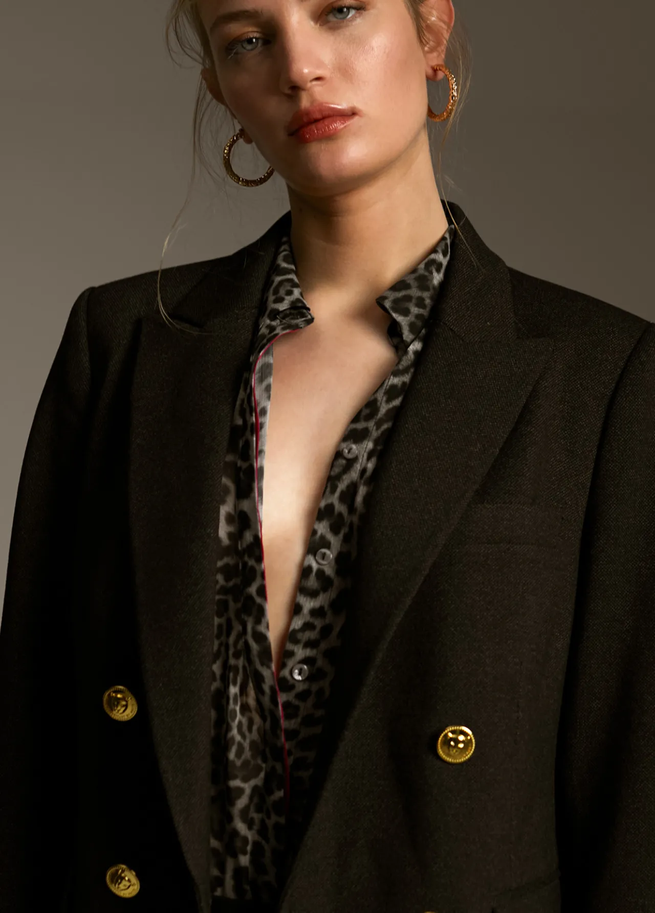 blazer_botn_animal_2.webp Lola Casademunt Americanas Y Blazers<Blazer botón animal GRISOSCURO