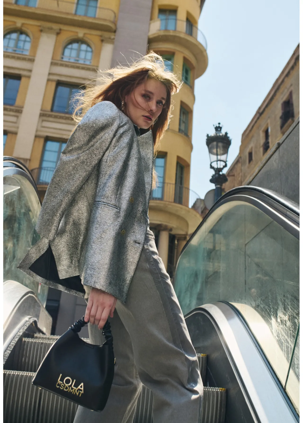 blazer_cruzada_plateada_2.webp Lola Casademunt Americanas Y Blazers<Blazer cruzada plateada PLATEADO
