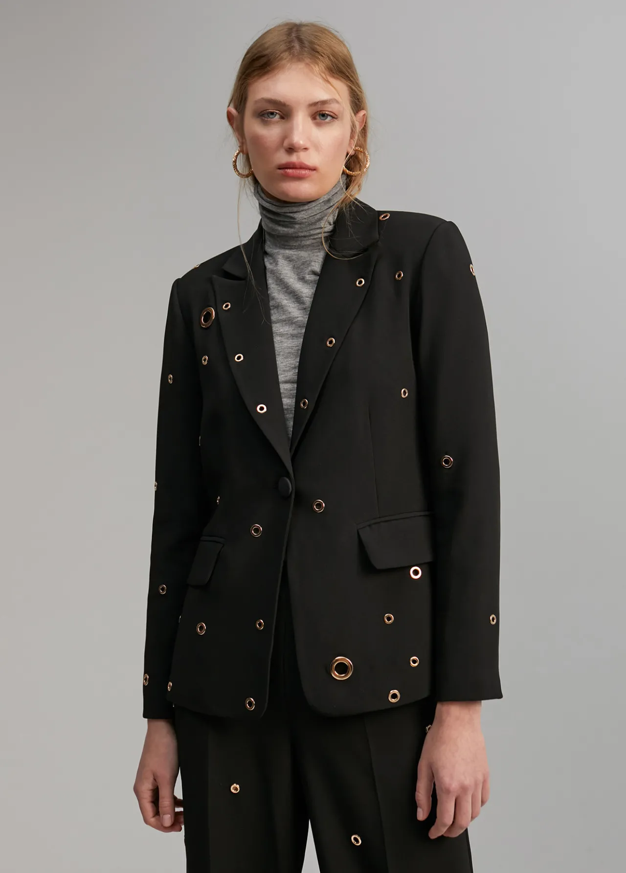 blazer_detalle_eyelets_0-1.webp Lola Casademunt Americanas Y Blazers<Blazer detalle eyelets NEGRO
