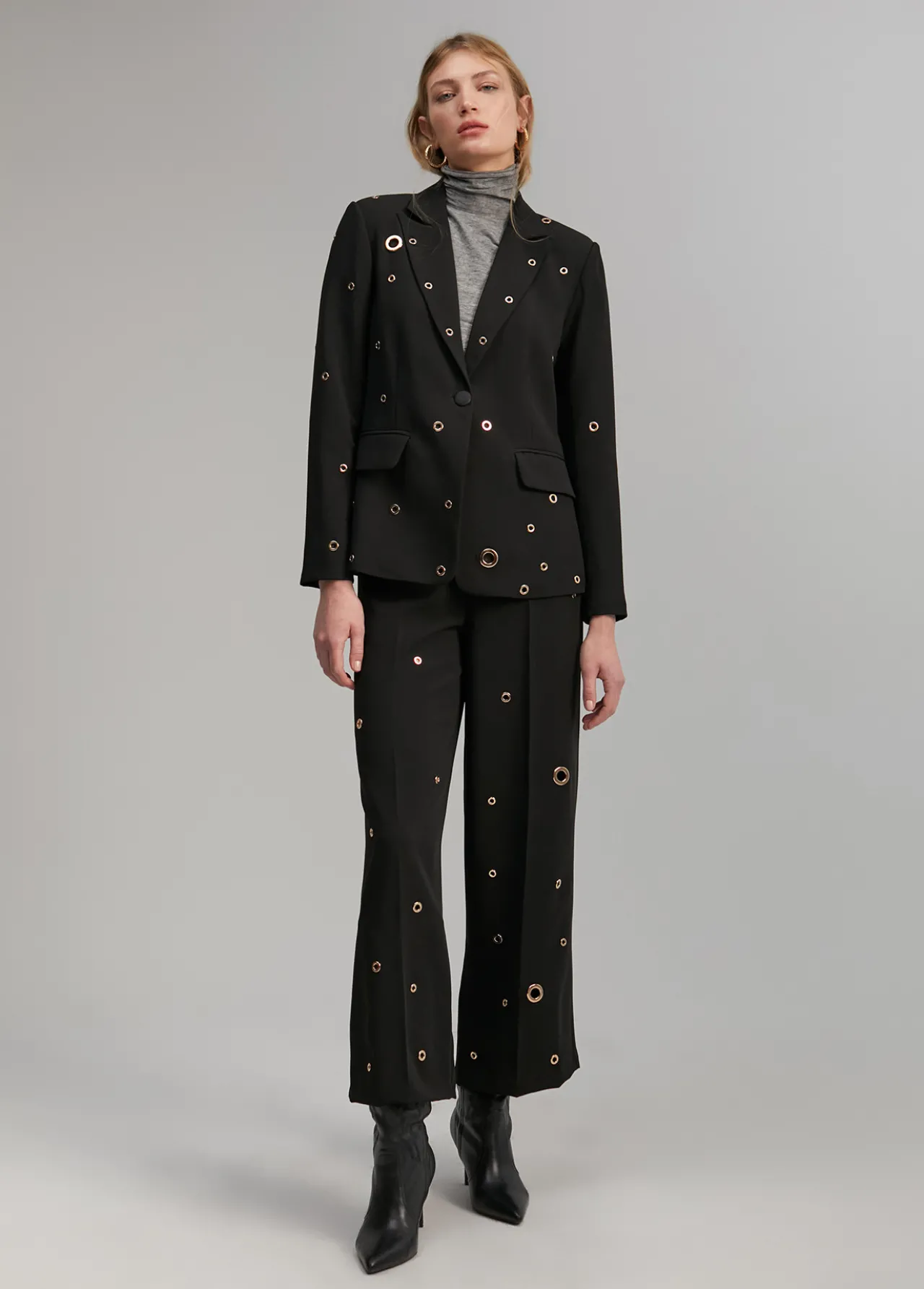 blazer_detalle_eyelets_1-1.webp Lola Casademunt Americanas Y Blazers<Blazer detalle eyelets NEGRO