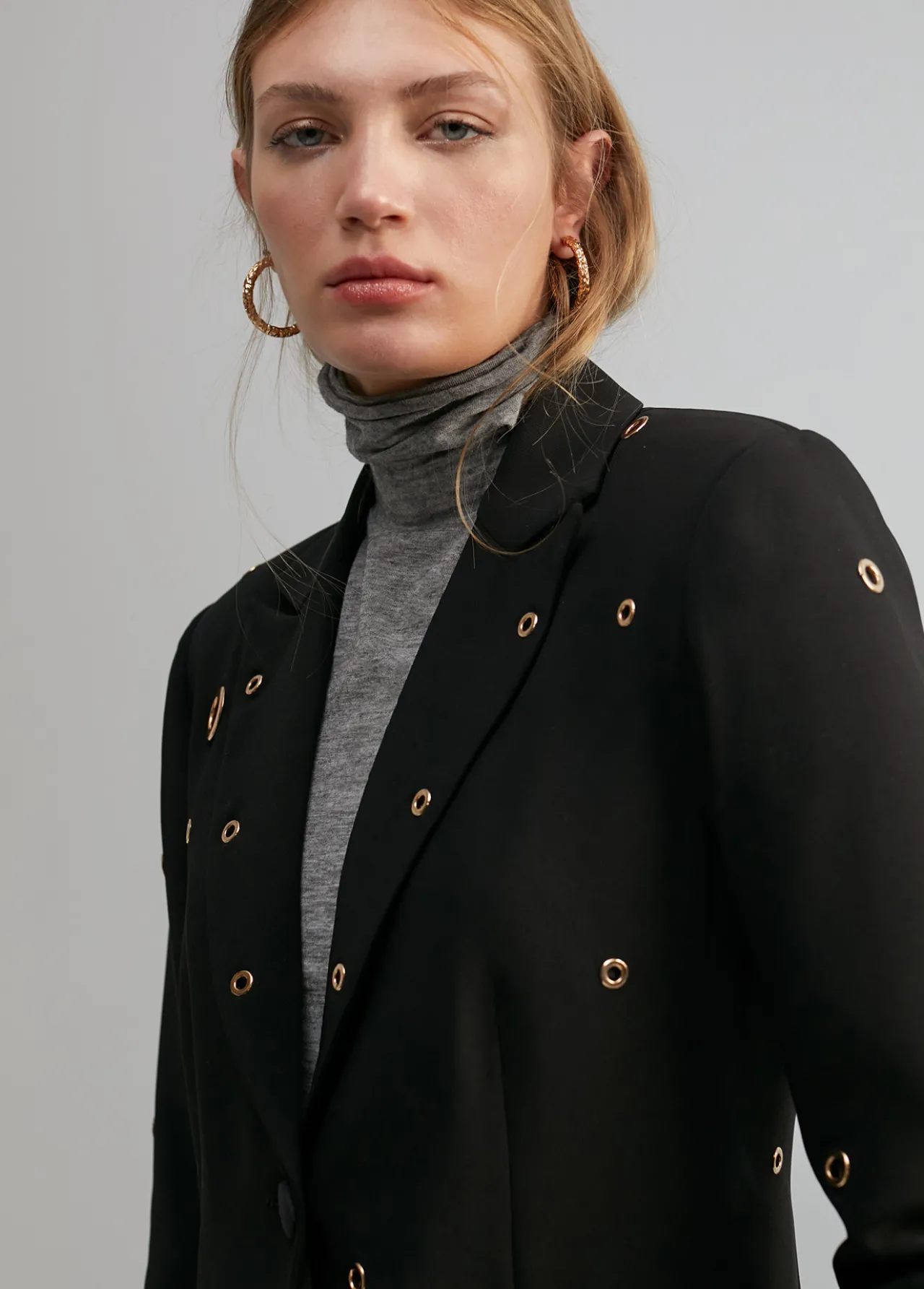 blazer_detalle_eyelets_3-1.webp Lola Casademunt Americanas Y Blazers<Blazer detalle eyelets NEGRO