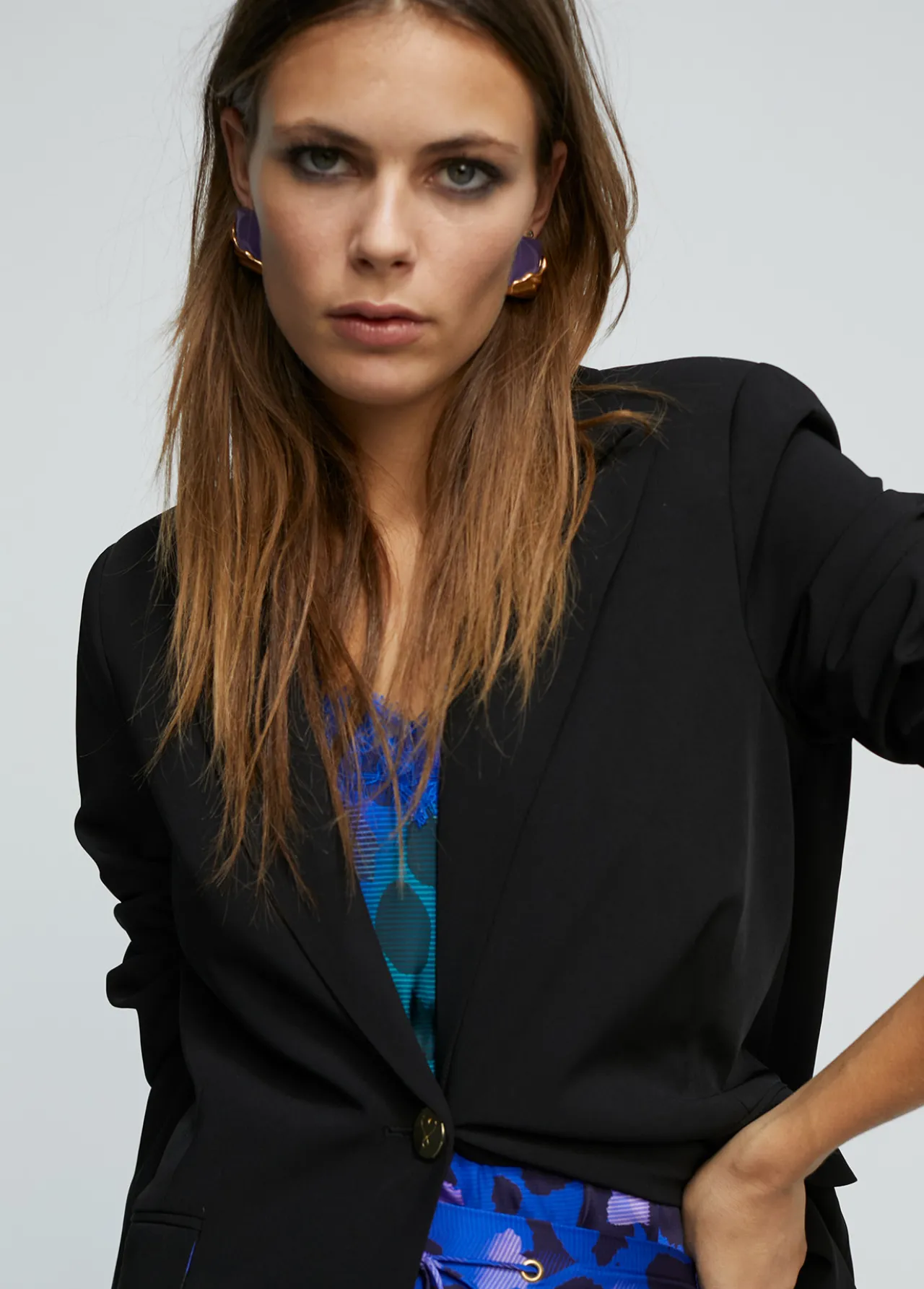 blazer_forro_contraste_1.webp Lola Casademunt Americanas Y Blazers<Blazer forro contraste NEGRO