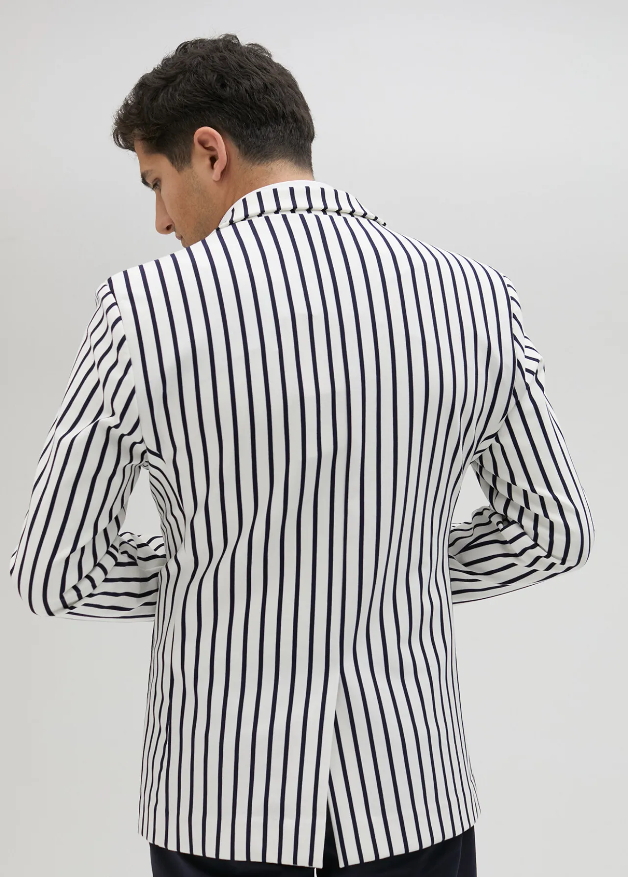 blazer_hombre_rayas_edicin_limitada__lola_casademunt_2.webp Lola Casademunt Americanas Y Blazers<Blazer hombre rayas edición limitada - Lola Casademunt BLANCO-AZUL