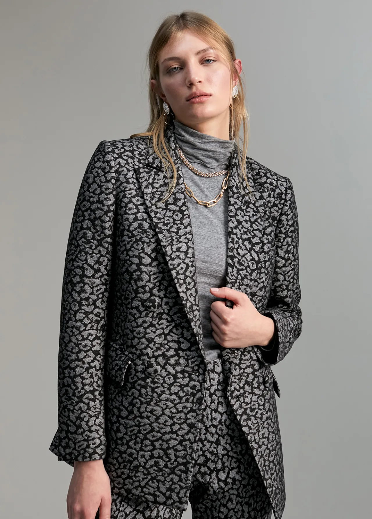blazer_jacquard_animal_print_1.webp Lola Casademunt Animal Print | Americanas Y Blazers<Blazer jacquard animal print NEGRO-GRIS