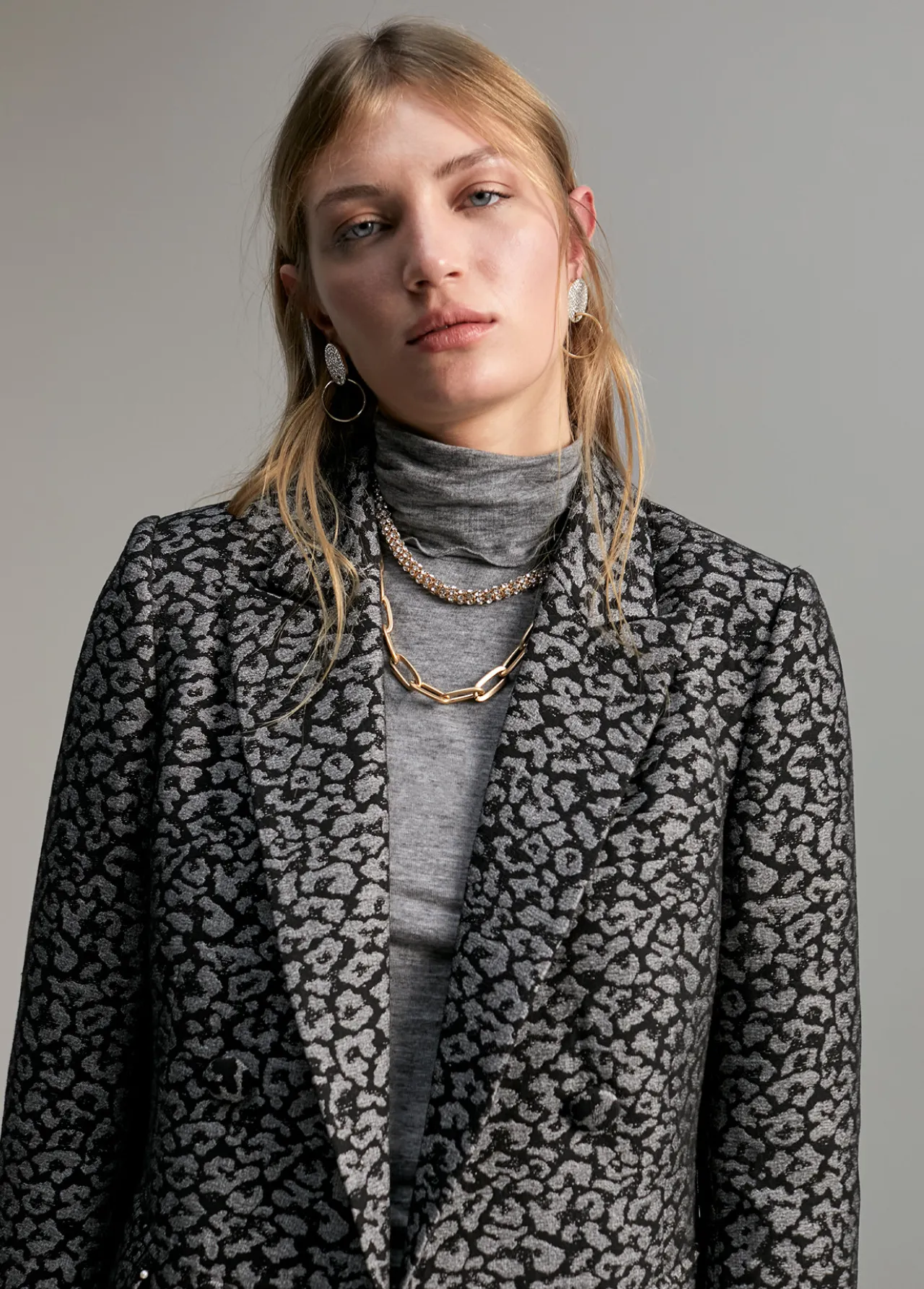 blazer_jacquard_animal_print_2.webp Lola Casademunt Animal Print | Americanas Y Blazers<Blazer jacquard animal print NEGRO-GRIS