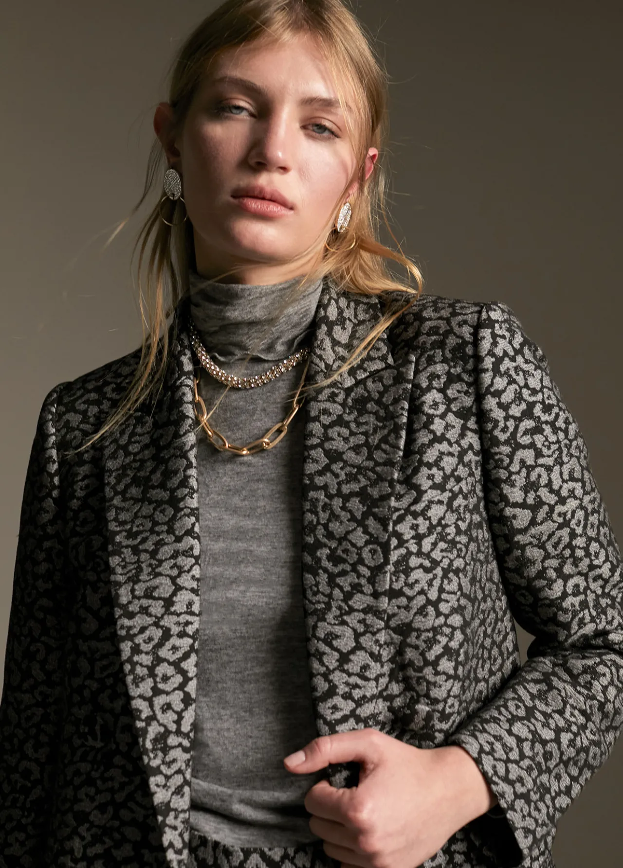 blazer_jacquard_animal_print_3.webp Lola Casademunt Animal Print | Americanas Y Blazers<Blazer jacquard animal print NEGRO-GRIS