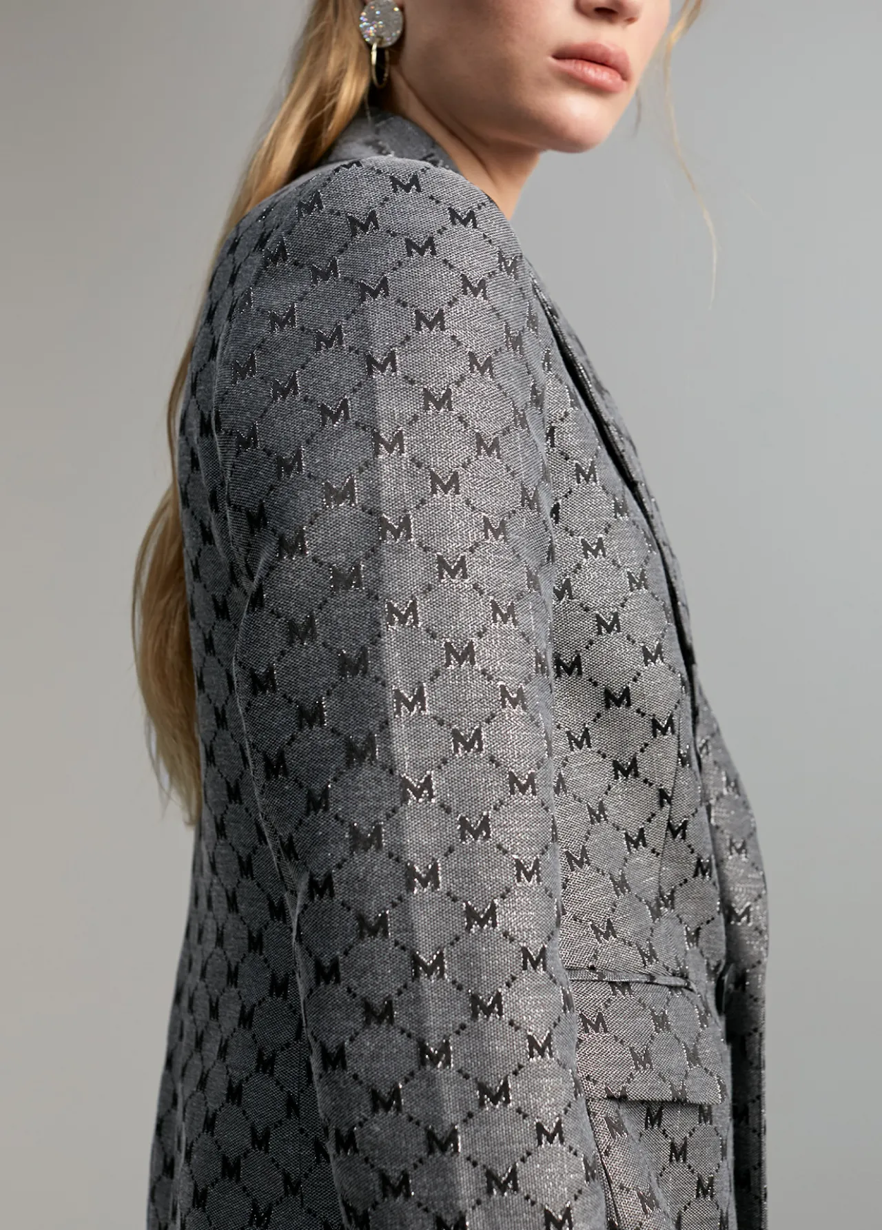 blazer_jacquard_monograma_6.webp Lola Casademunt Americanas Y Blazers<Blazer jacquard monograma GRIS-METAL