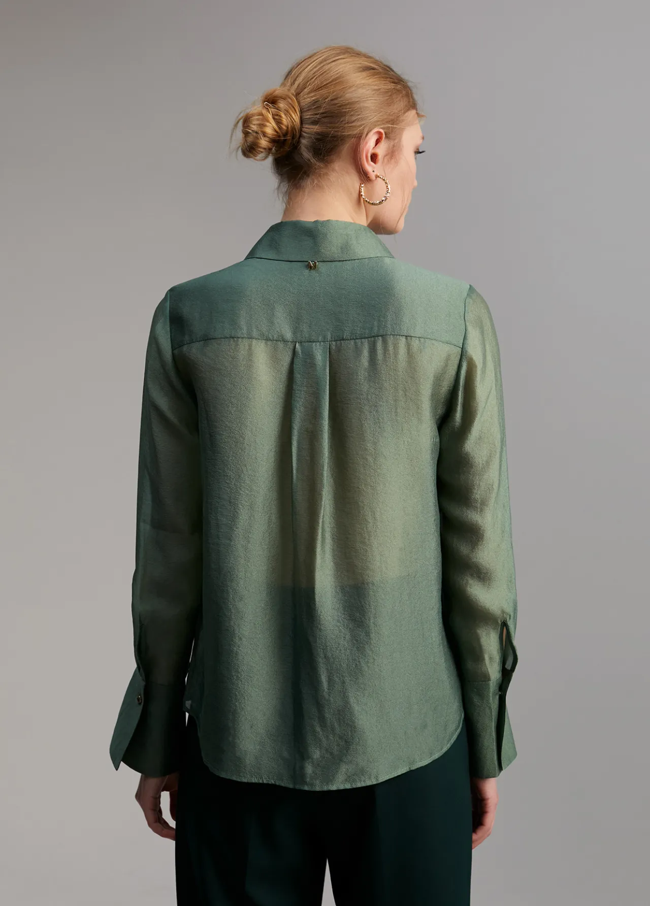 blusa_bolsillos_transparencia_3.webp Lola Casademunt Camisas Y Blusas<Blusa bolsillos transparencia SALVIA