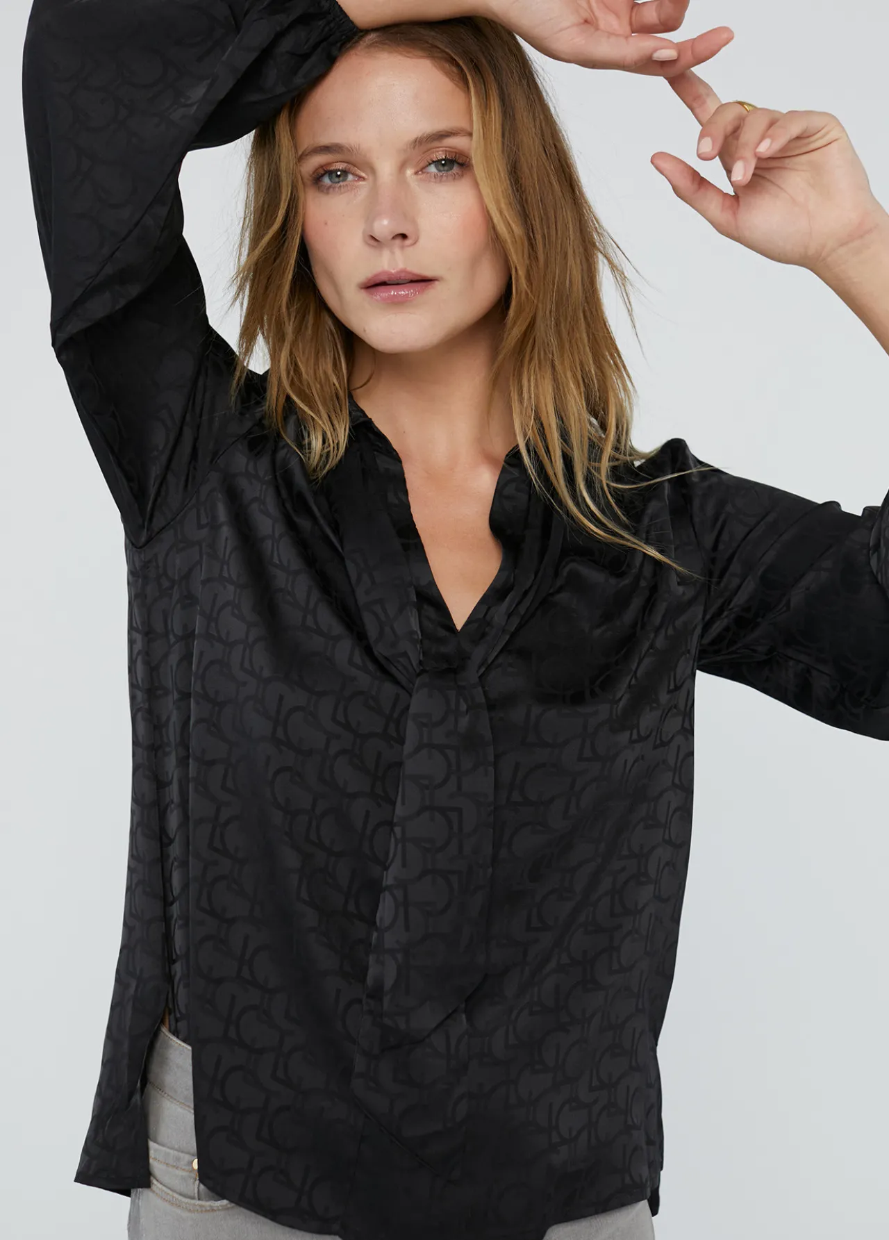 blusa_con_lazo_1-1.webp Lola Casademunt Camisas Y Blusas<Blusa con lazo PISTACHO