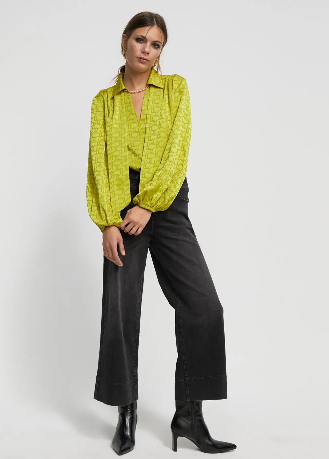 blusa_con_lazo_1.webp Lola Casademunt Camisas Y Blusas<Blusa con lazo PISTACHO