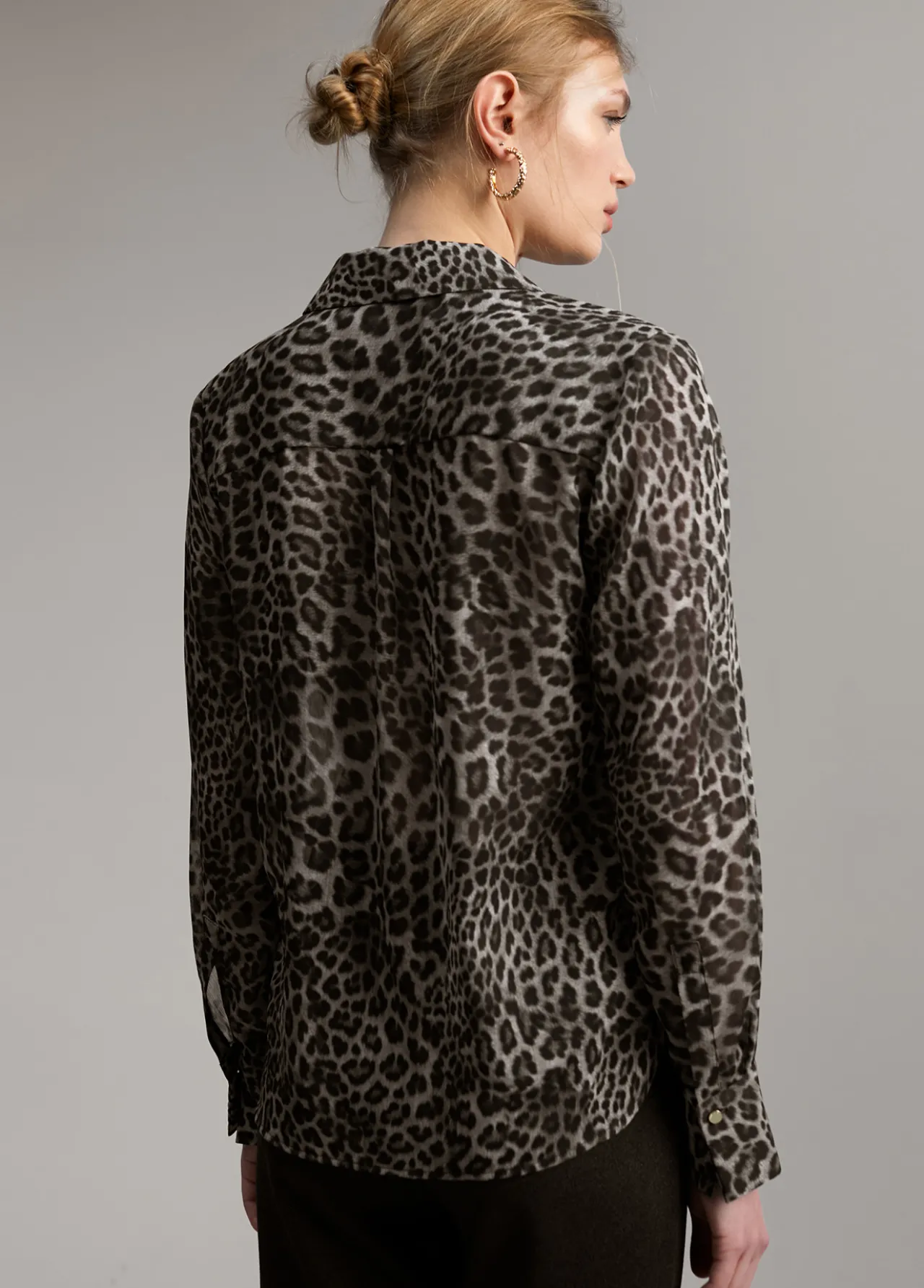 blusa_detalle_contraste_3.webp Lola Casademunt Animal Print | Camisas Y Blusas<Blusa detalle contraste NEGRO-GRIS
