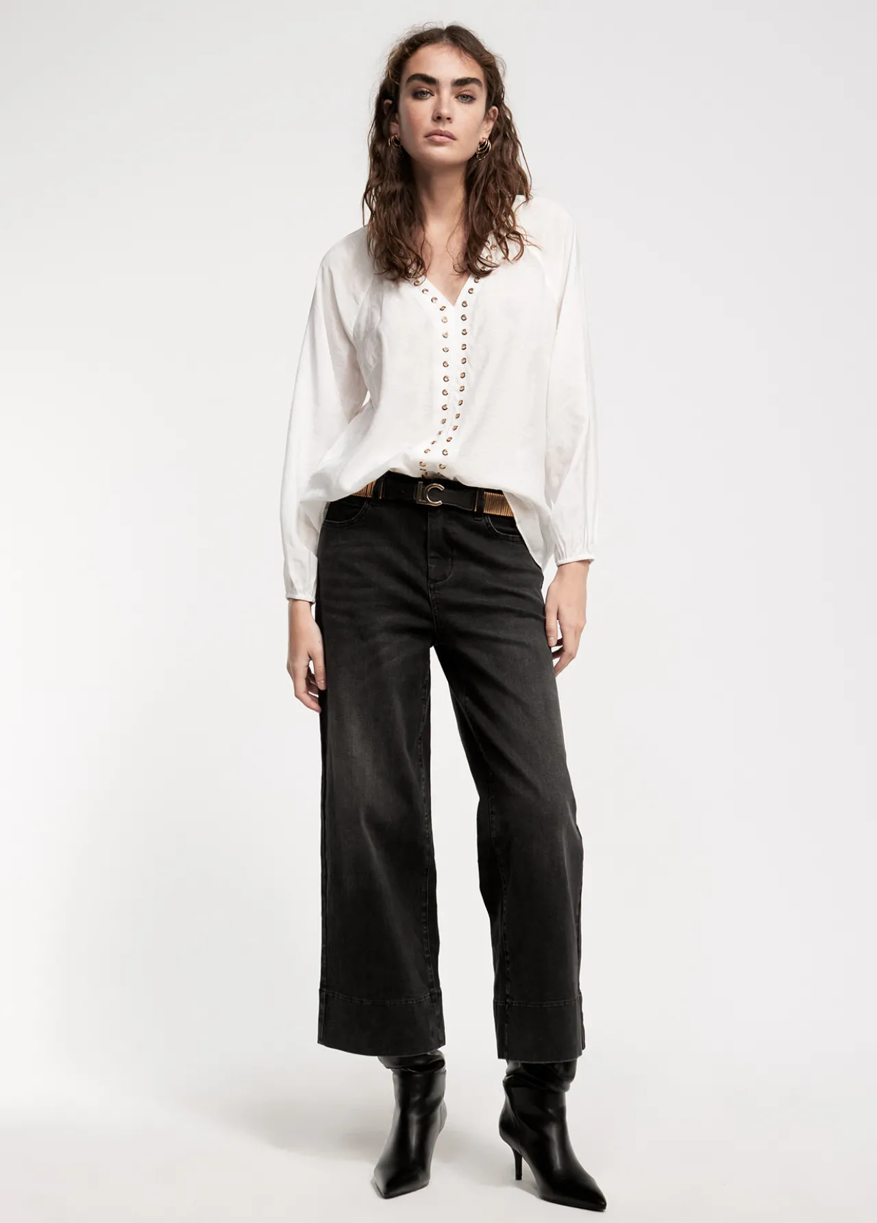 blusa_detalle_eyelets_2.webp Lola Casademunt Camisetas Y Tops | Camisas Y Blusas<Blusa detalle eyelets CRUDO