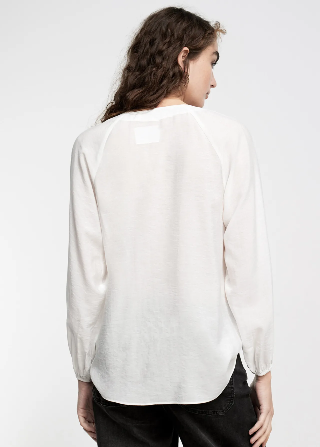 blusa_detalle_eyelets_4.webp Lola Casademunt Camisetas Y Tops | Camisas Y Blusas<Blusa detalle eyelets CRUDO
