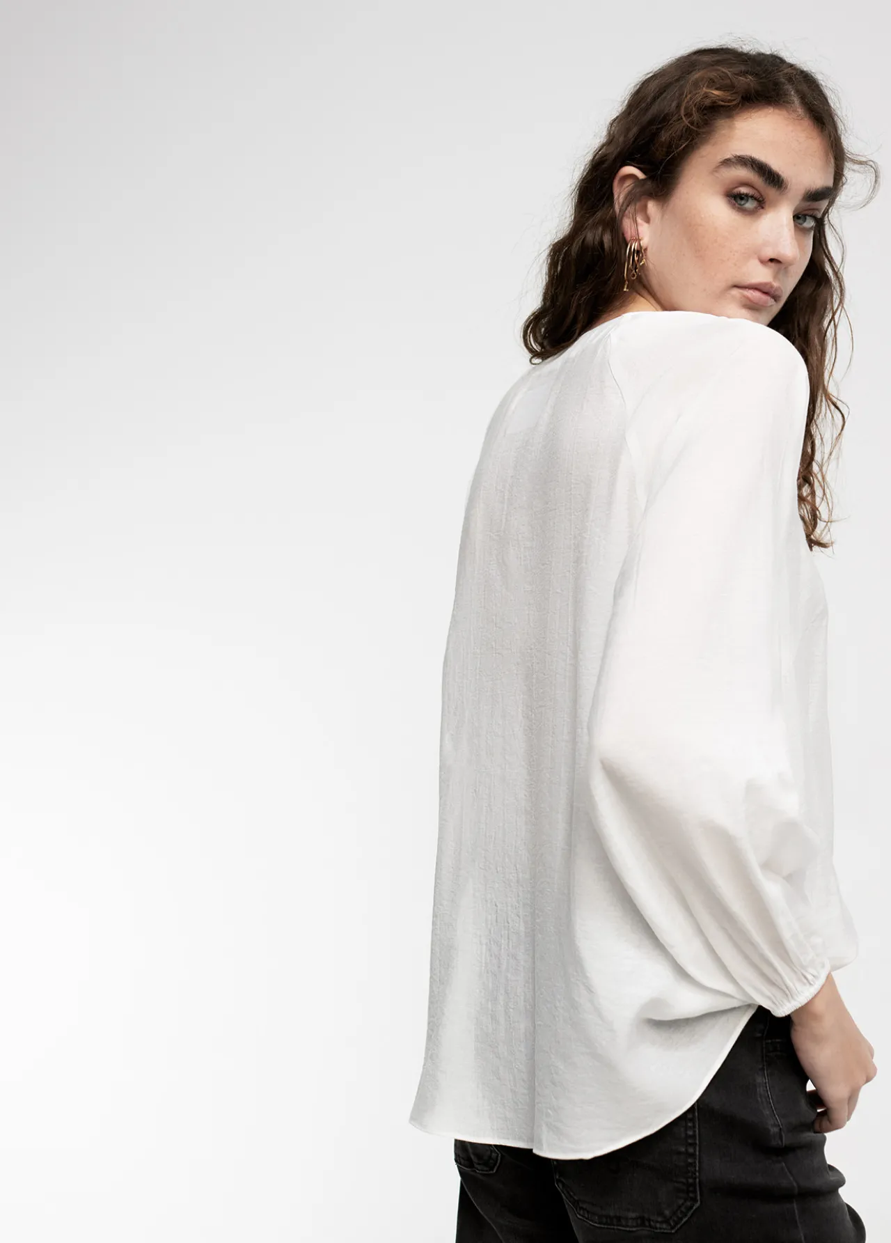 blusa_detalle_eyelets_5.webp Lola Casademunt Camisetas Y Tops | Camisas Y Blusas<Blusa detalle eyelets CRUDO