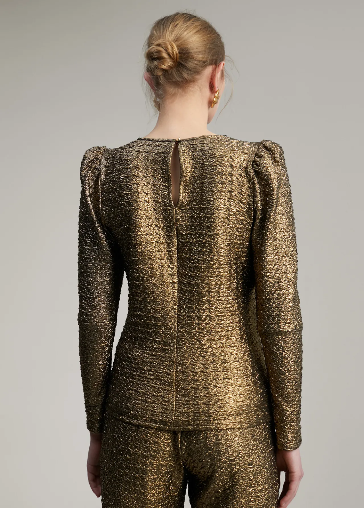 blusa_manga_abullonada_3.webp Lola Casademunt Camisas Y Blusas<Blusa manga abullonada DORADO