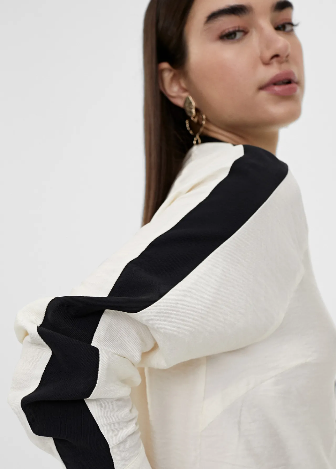 blusn_largo_detalle_manga_2.webp Lola Casademunt Camisas Y Blusas<Blusón largo detalle manga CRUDO-NEGRO