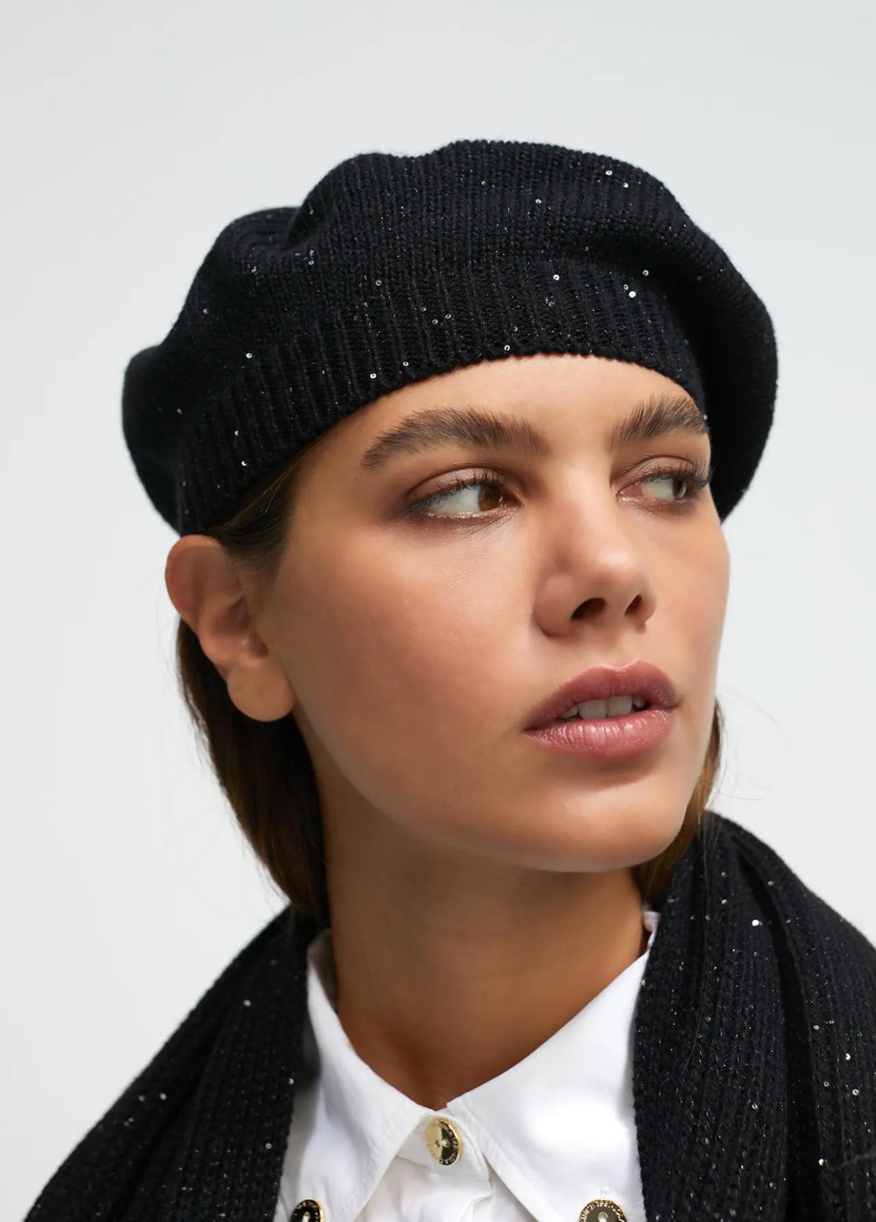 boina_con_lentejuelas_0.webp Lola Casademunt Gorros Sombreros Y Guantes<Boina con lentejuelas NEGRO