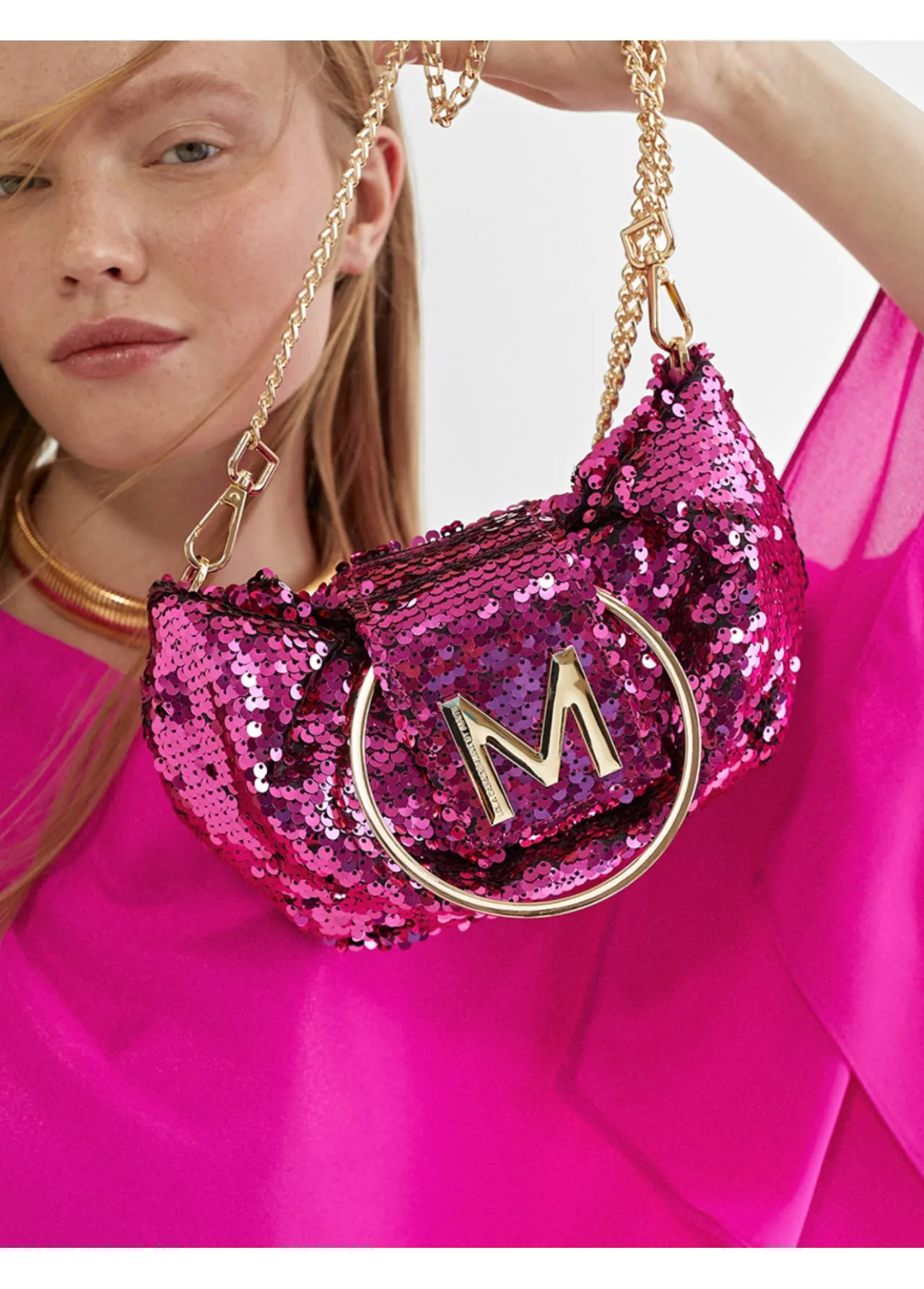 bolsito_de_fiesta_con_lentejuelas_6.webp Lola Casademunt Bolsos<Bolsito de fiesta con lentejuelas FUCSIA