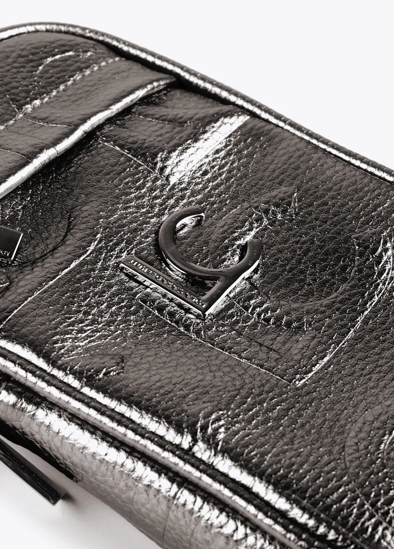 bolsito_portamovil_metalizado_5-1.webp Lola Casademunt Accesorios | Bolsos<Bolsito portamovil metalizado DORADO