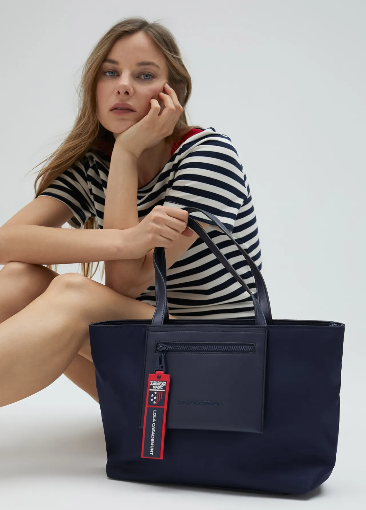 bolso_azul_marino_edicin_limitada__lola_casademunt_1.webp Lola Casademunt Bolsos Shopper | Bolsos De Hombro<Bolso azul marino edición limitada - Lola Casademunt NAVY