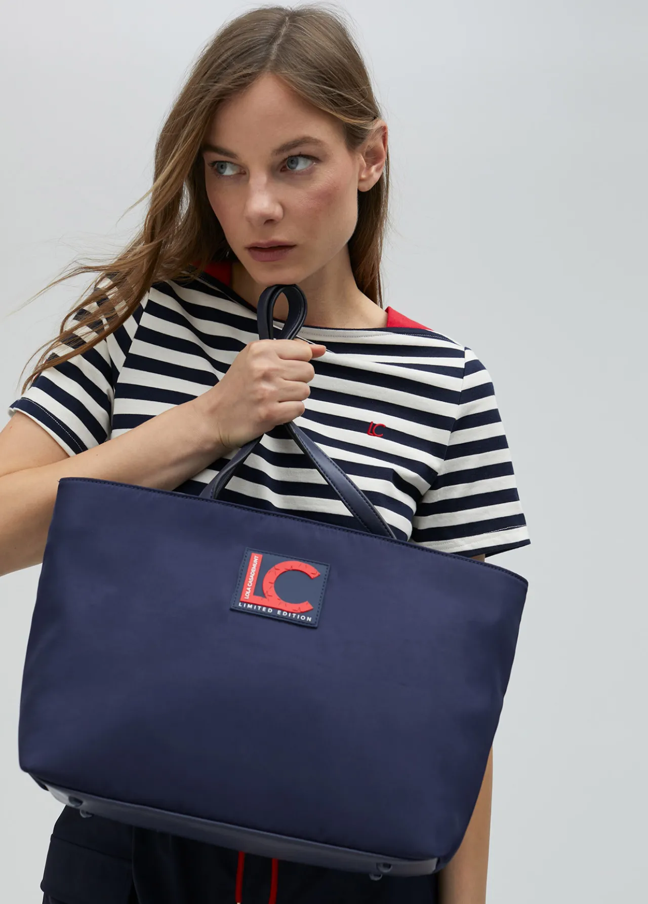 bolso_azul_marino_edicin_limitada__lola_casademunt_2.webp Lola Casademunt Bolsos Shopper | Bolsos De Hombro<Bolso azul marino edición limitada - Lola Casademunt NAVY