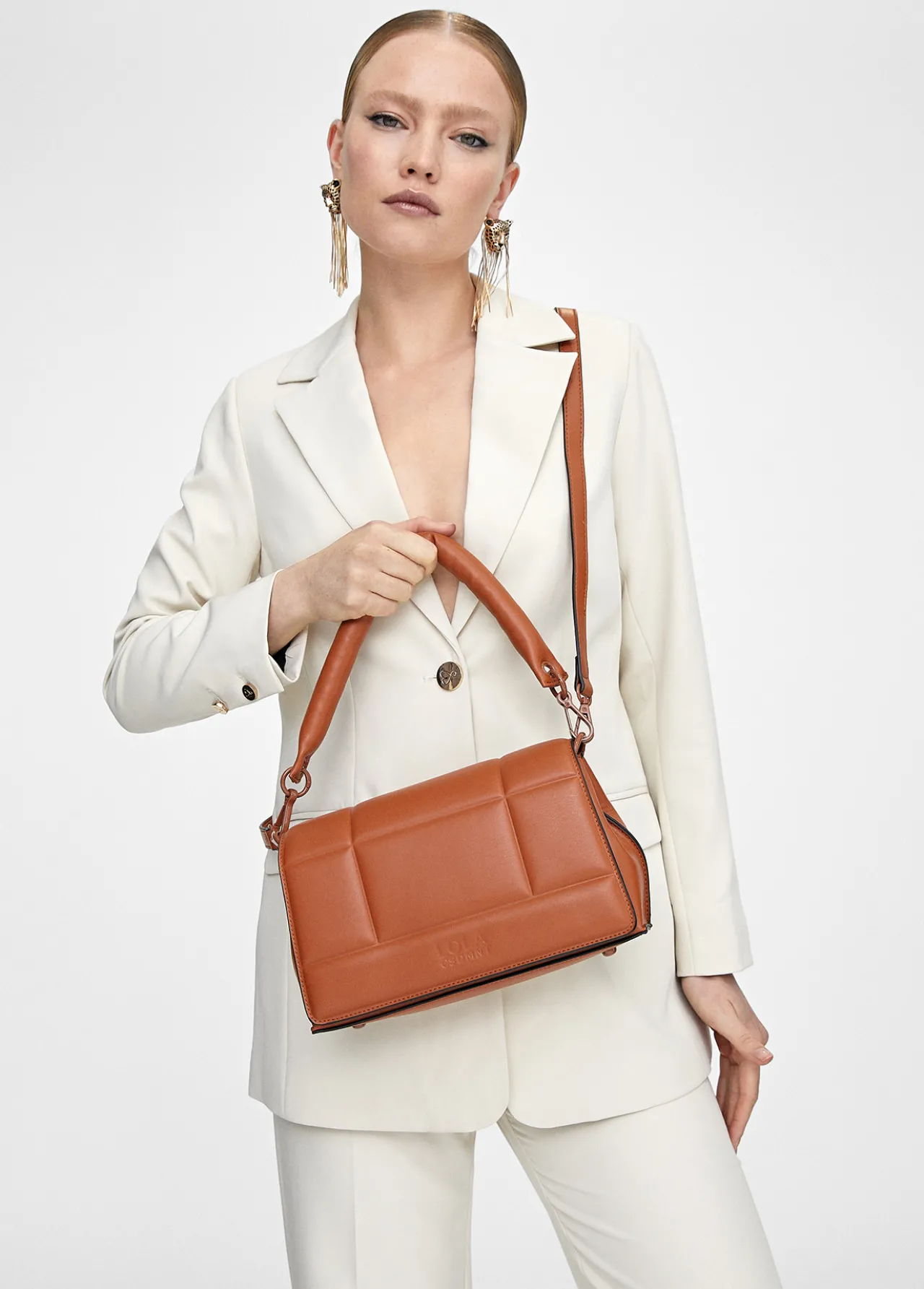 bolso_bandolera_acolchada_1.webp Lola Casademunt Bolsos<Bolso bandolera acolchada CAMEL