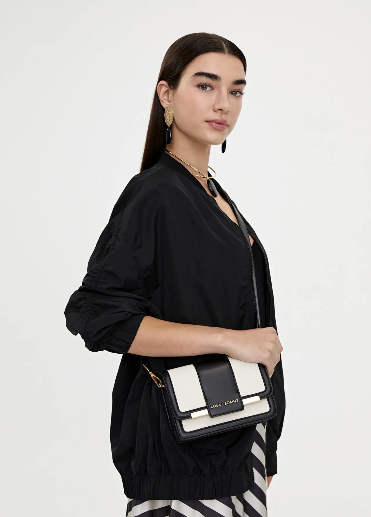 bolso_bandolera_bicolor_2.webp Lola Casademunt Bolsos<Bolso bandolera bicolor CRUDO-NEGRO