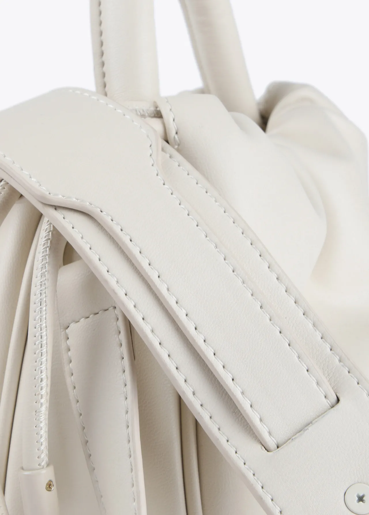 bolso_bandolera_con_logo_4-2.webp Lola Casademunt Bolsos<Bolso bandolera con logo DORADO