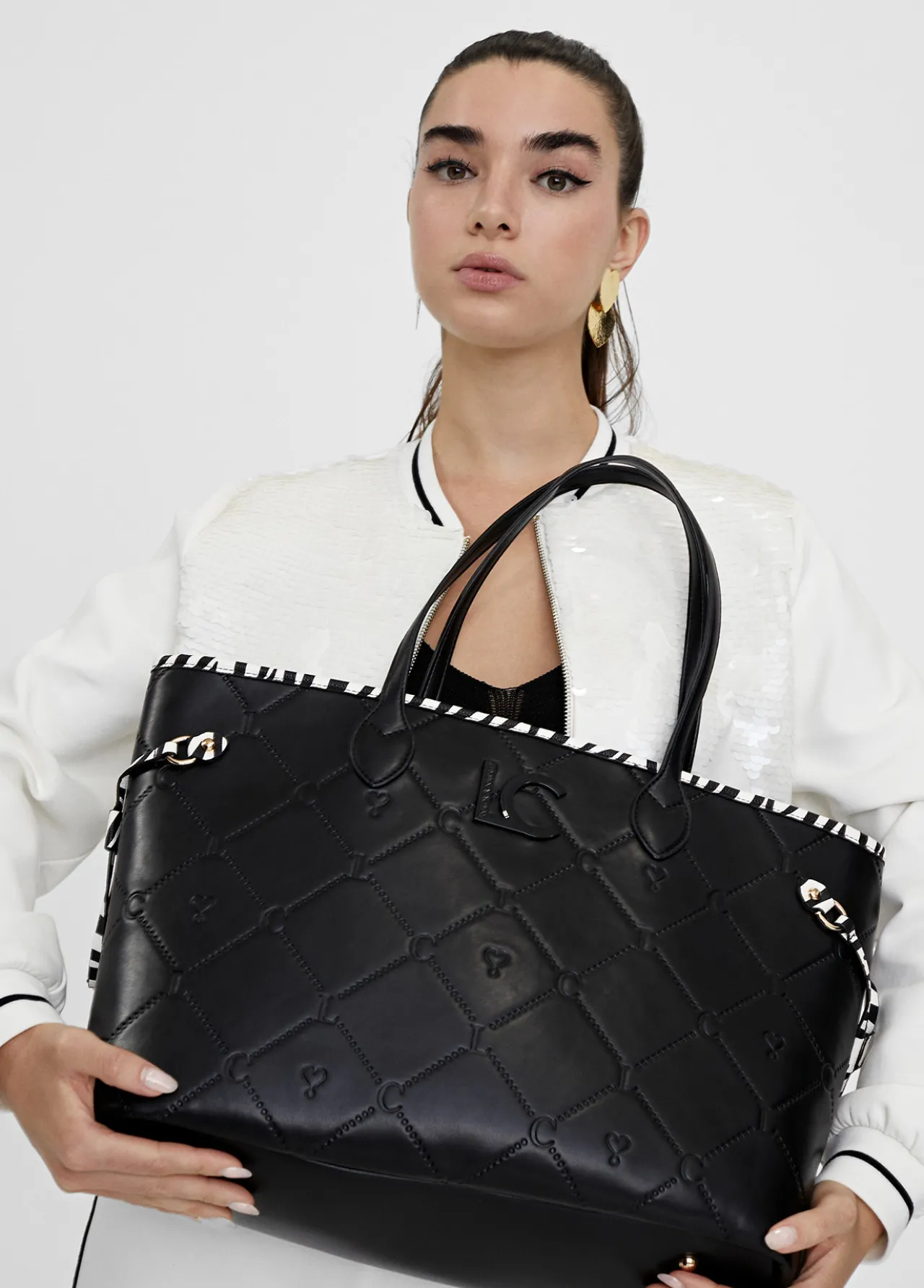bolso_shopper_logotipado_6.webp Lola Casademunt Bolsos<Bolso shopper logotipado NEGRO
