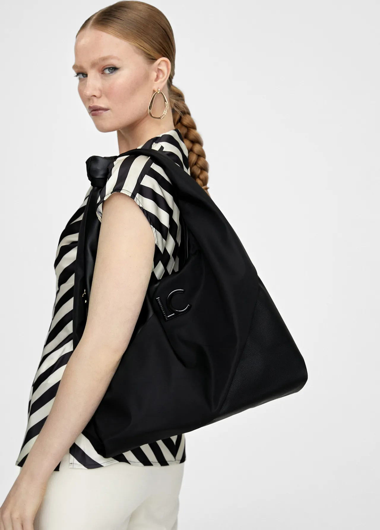 bolso_shopper_materiales_combinados_1.webp Lola Casademunt Bolsos<Bolso shopper materiales combinados NEGRO