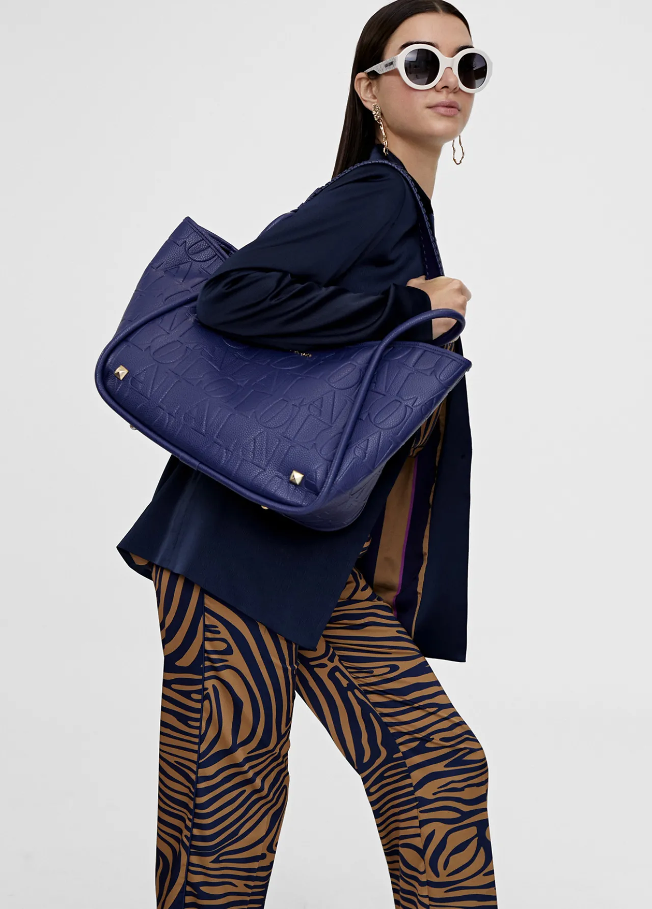 bolso_tipo_shopper_grabado_7.webp Lola Casademunt Bolsos<Bolso tipo shopper grabado NEGRO