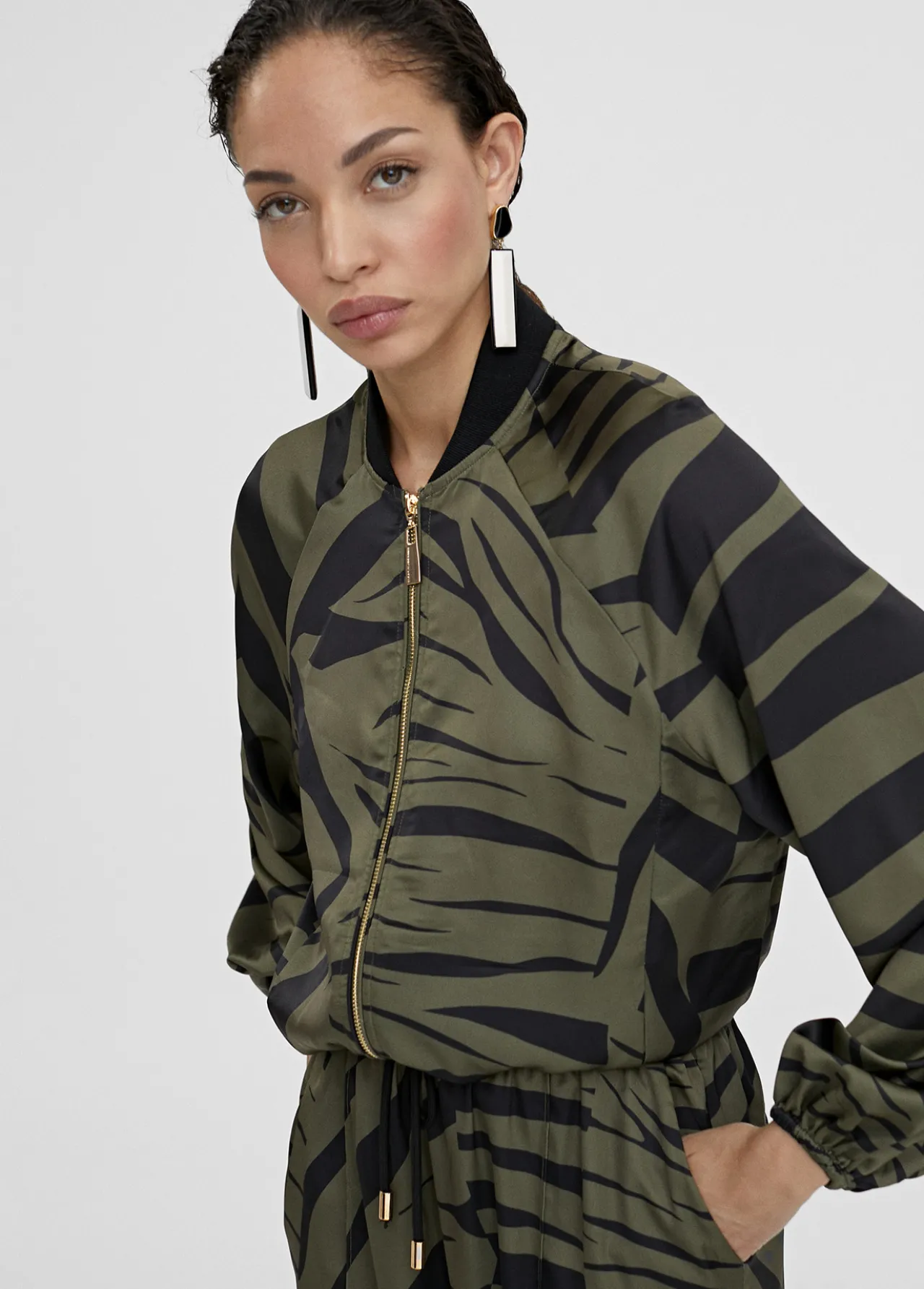 bomber_estampado_animal_0.webp Lola Casademunt Chaquetas Y Gabardinas<Bomber estampado animal NEGRO-VERDE