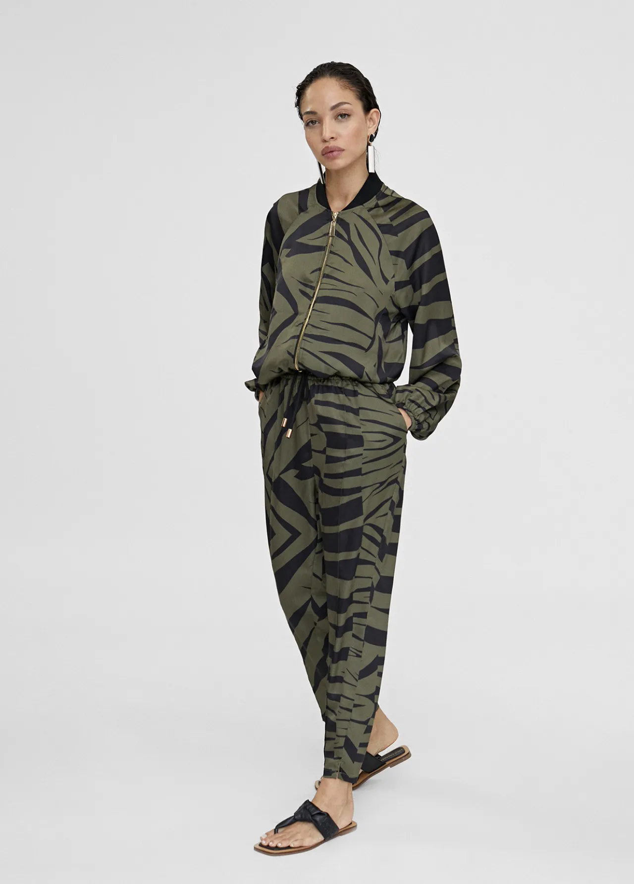 bomber_estampado_animal_1.webp Lola Casademunt Chaquetas Y Gabardinas<Bomber estampado animal NEGRO-VERDE