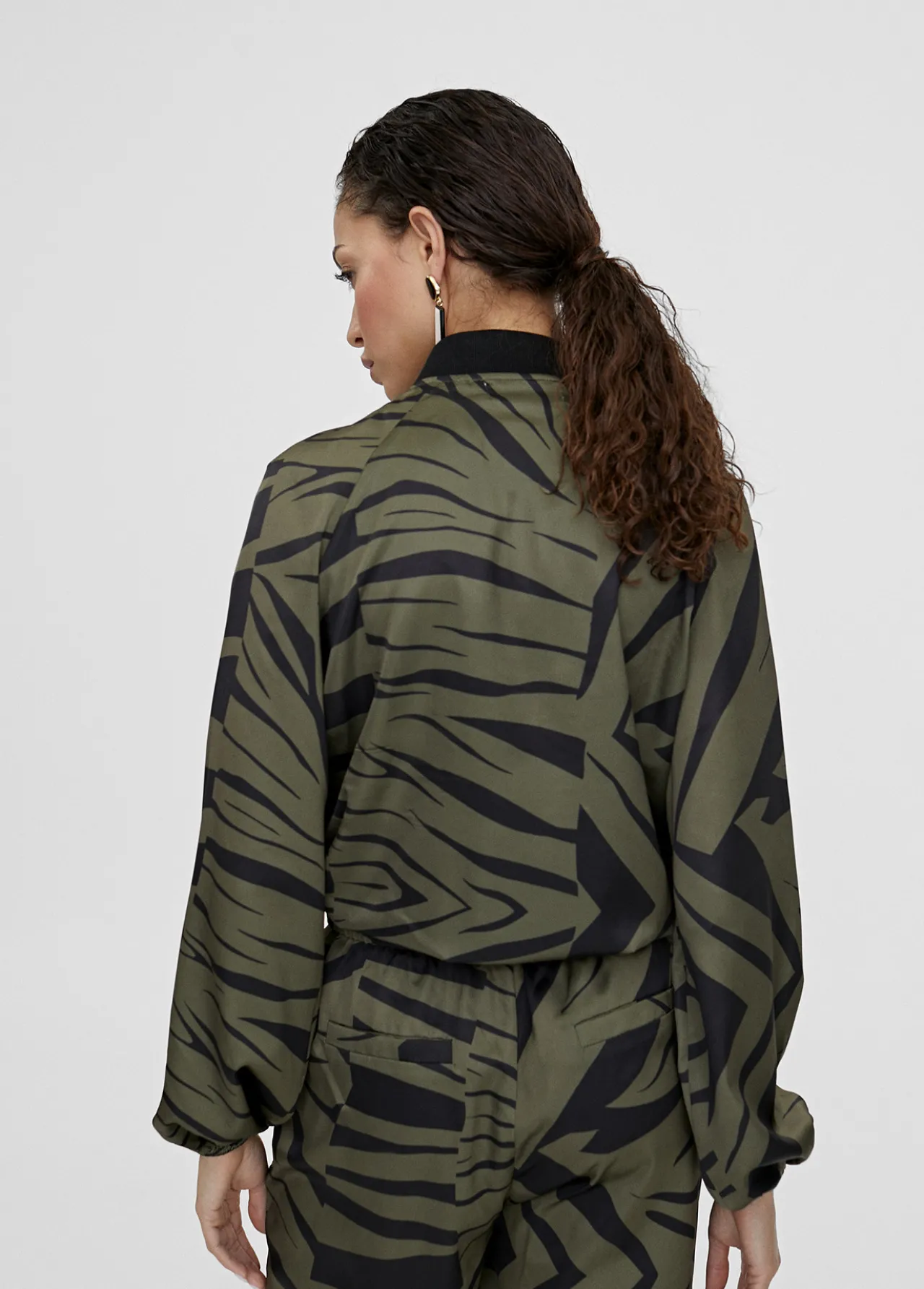 bomber_estampado_animal_2.webp Lola Casademunt Chaquetas Y Gabardinas<Bomber estampado animal NEGRO-VERDE