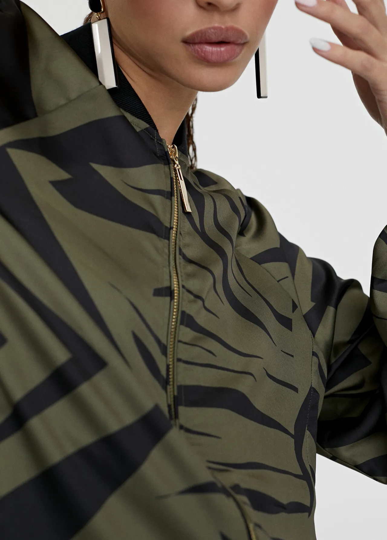 bomber_estampado_animal_3.webp Lola Casademunt Chaquetas Y Gabardinas<Bomber estampado animal NEGRO-VERDE