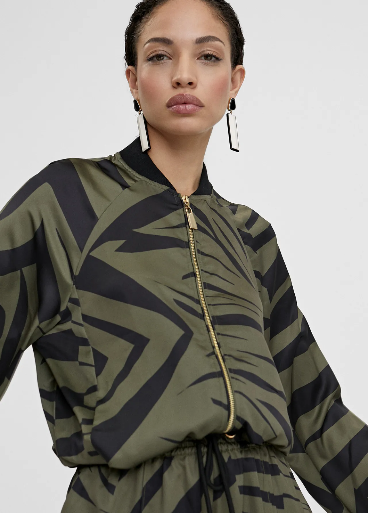 bomber_estampado_animal_4.webp Lola Casademunt Chaquetas Y Gabardinas<Bomber estampado animal NEGRO-VERDE