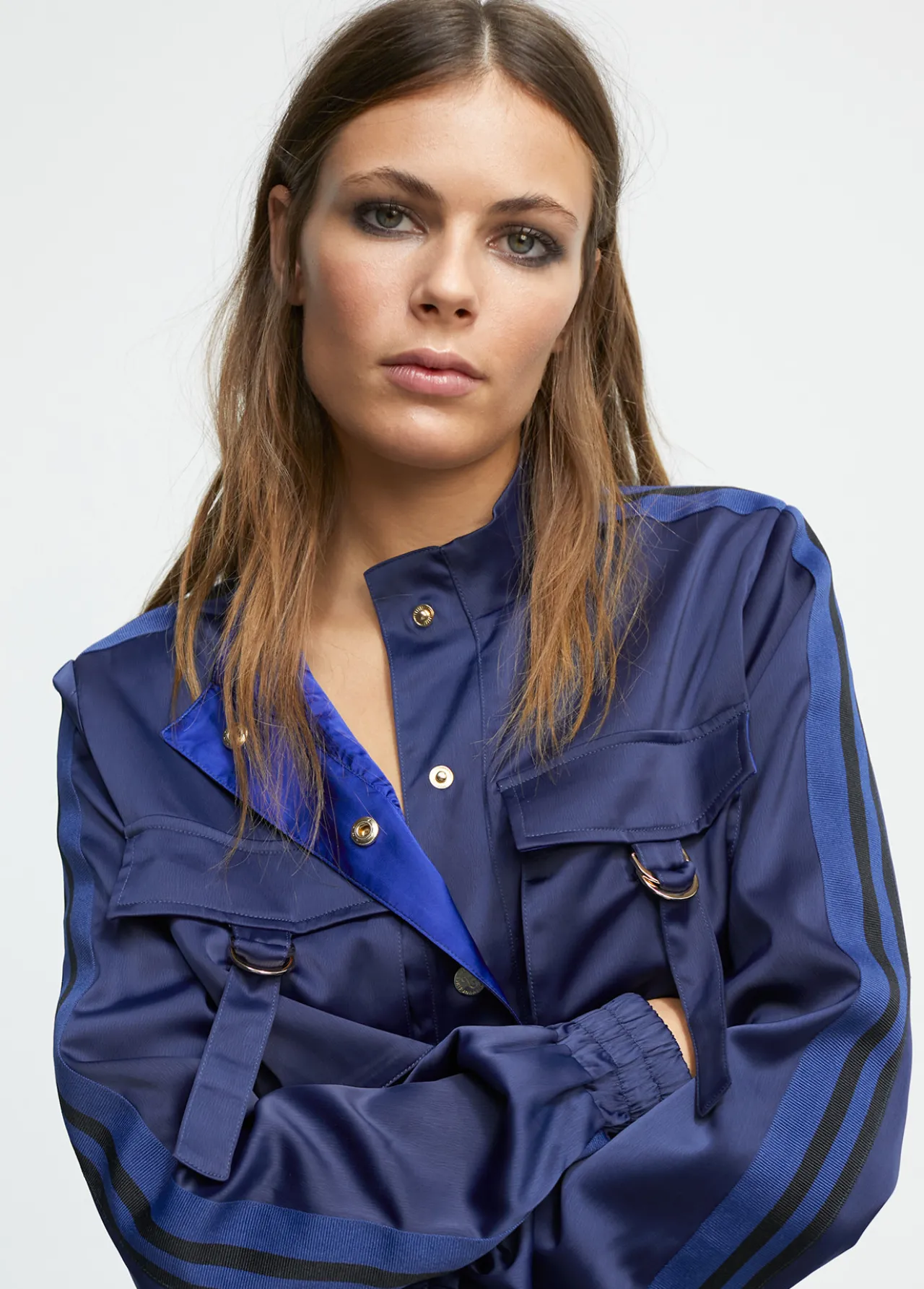bomber_satinada_0.webp Lola Casademunt Abrigos Y Cazadoras | Chaquetas Y Gabardinas<Bomber satinada AZULNOCHE