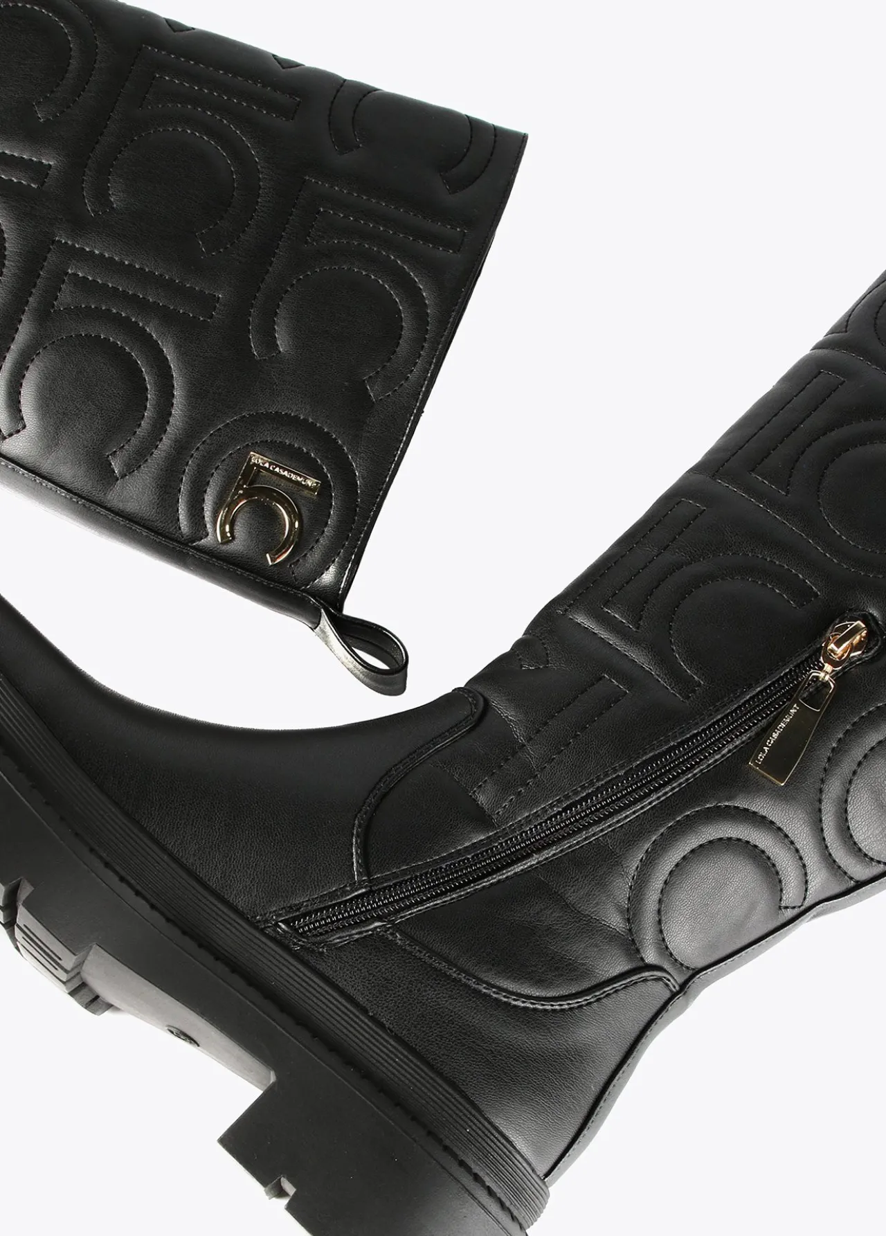 bota_alta_logotipada__coleccin_lola__lola_casademunt_3.webp Lola Casademunt Botas Y Botines<Bota alta logotipada | COLECCIÓN LOLA | Lola Casademunt NEGRO