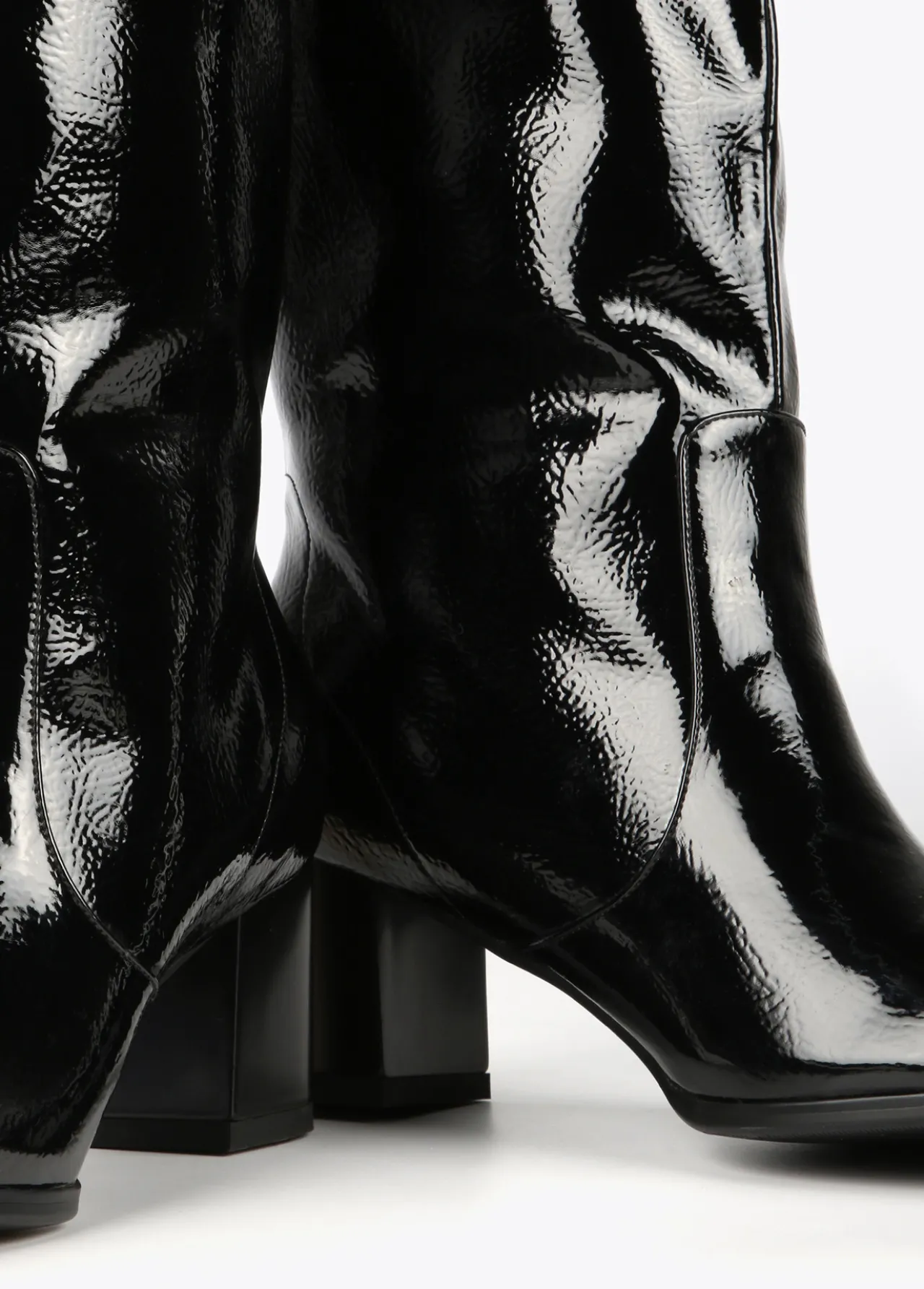 bota_caa_alta_efecto_charol_3.webp Lola Casademunt Botas Y Botines<Bota caña alta efecto charol NEGRO