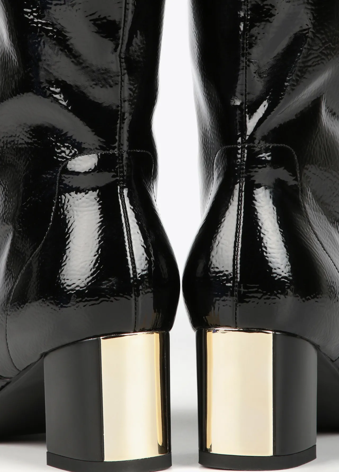bota_caa_alta_efecto_charol_4.webp Lola Casademunt Botas Y Botines<Bota caña alta efecto charol NEGRO
