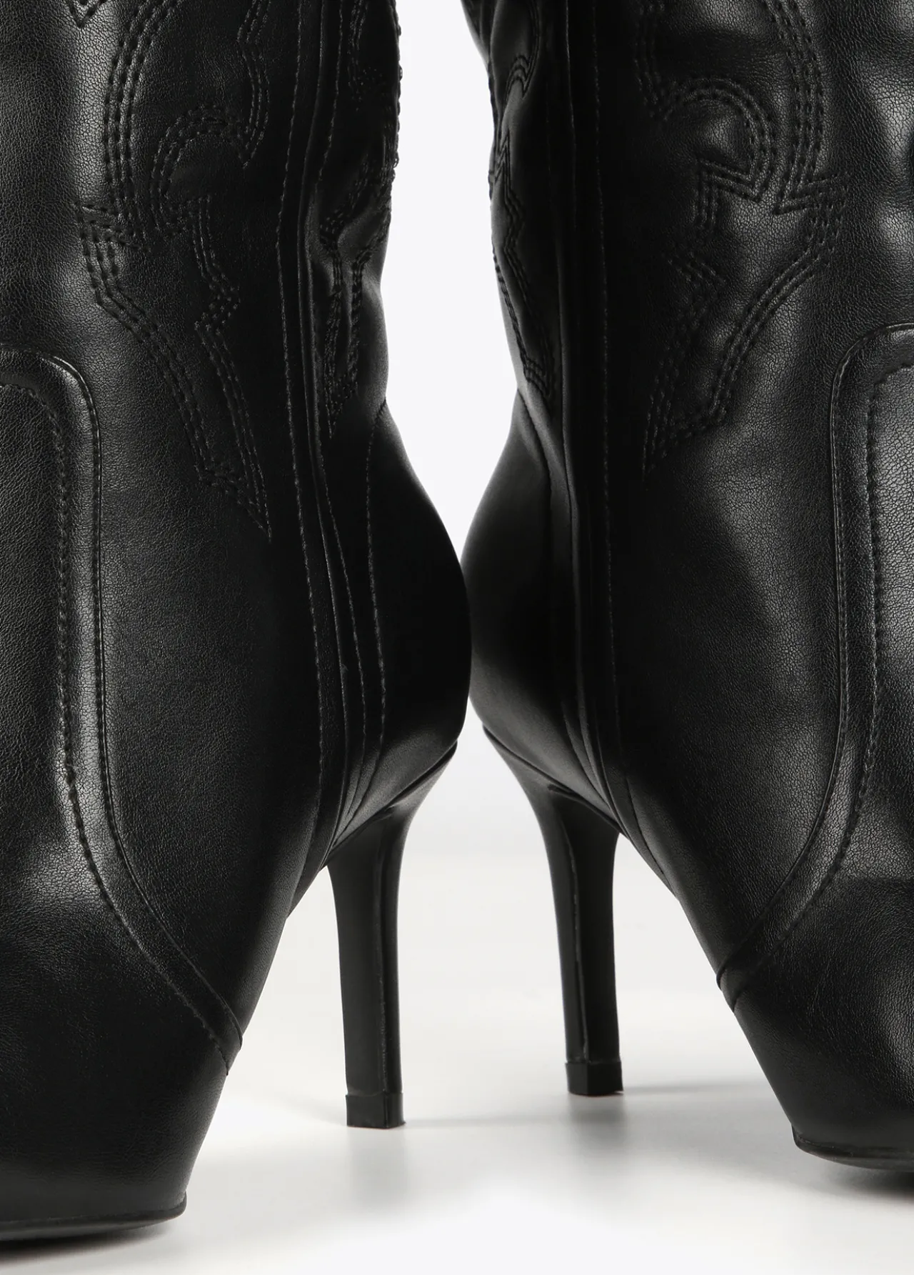 bota_cowboy_de_caa_alta_3.webp Lola Casademunt Botas Y Botines<Bota cowboy de caña alta NEGRO