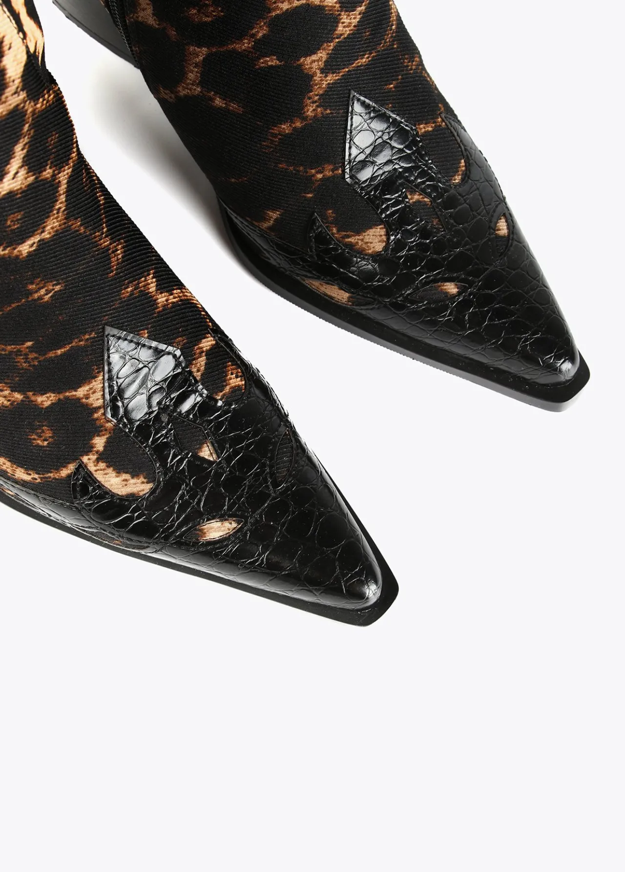 bota_cowboy_leopardo__coleccin_lola__lola_casademunt_4.webp Lola Casademunt Botas Y Botines<Bota cowboy leopardo | COLECCIÓN LOLA | Lola Casademunt ESTAMPADO
