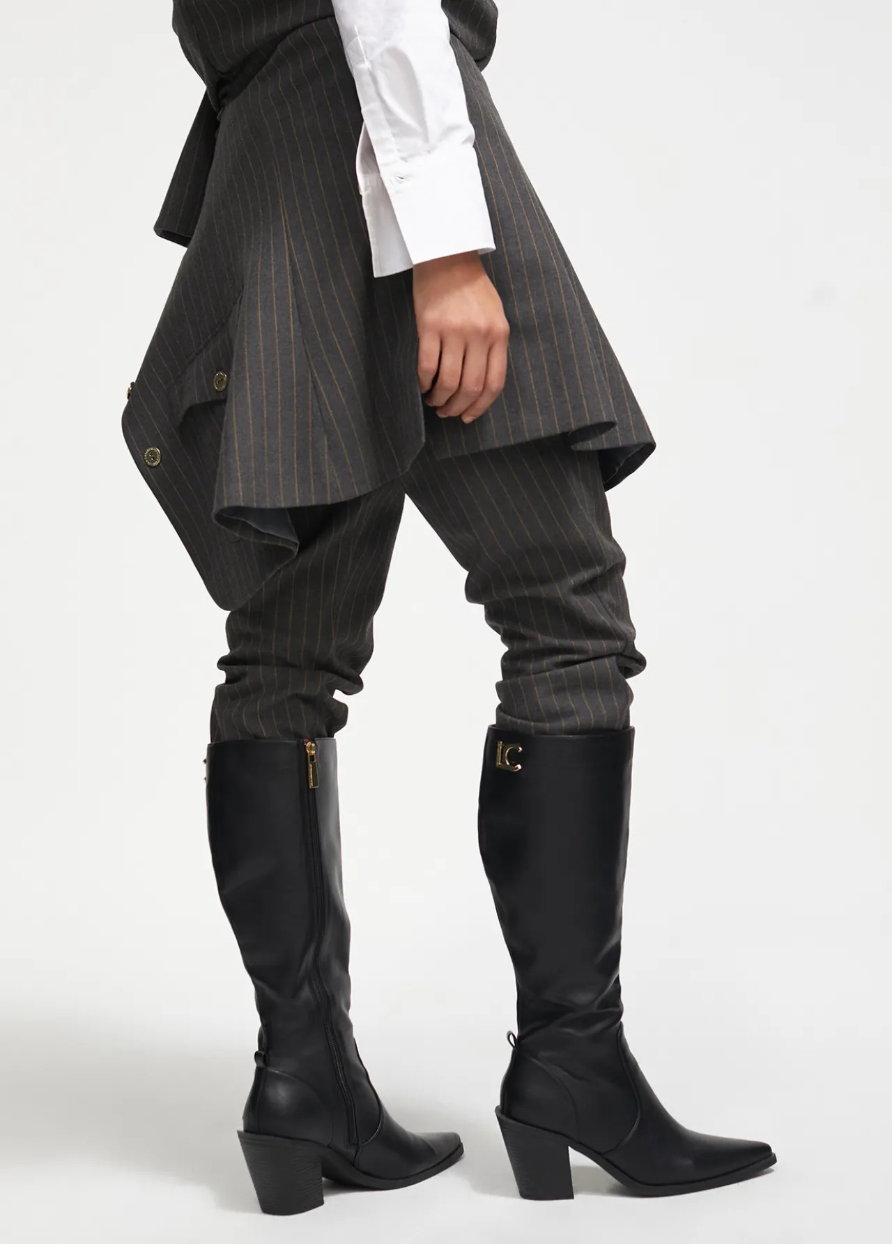 bota_estilo_cowboy_caa_alta_7.webp Lola Casademunt Botas Y Botines<Bota estilo cowboy caña alta NEGRO