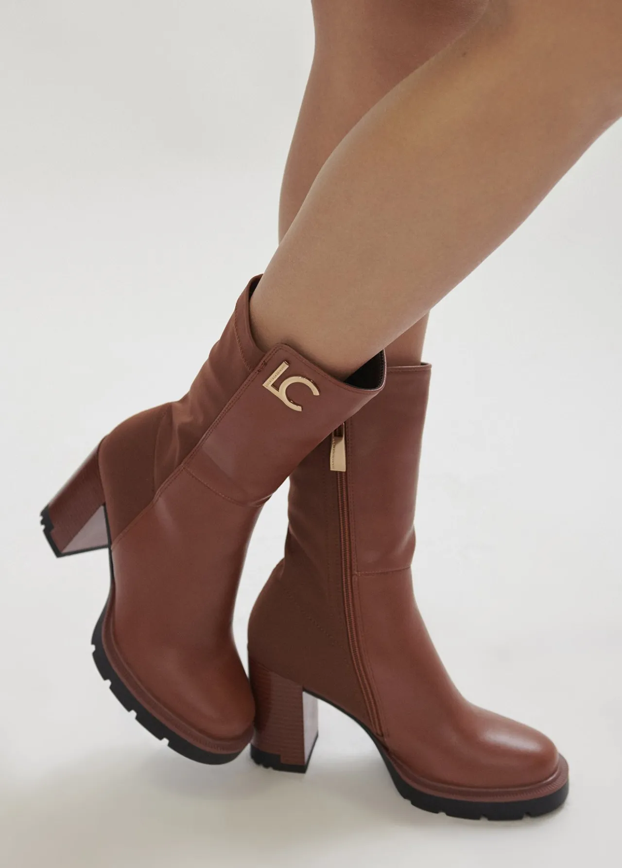 botin_media_caa_dos_tejidos__calzado__lola_casademunt_5.webp Lola Casademunt Botas Y Botines<Botin media caña dos tejidos | Calzado | Lola Casademunt MARRON