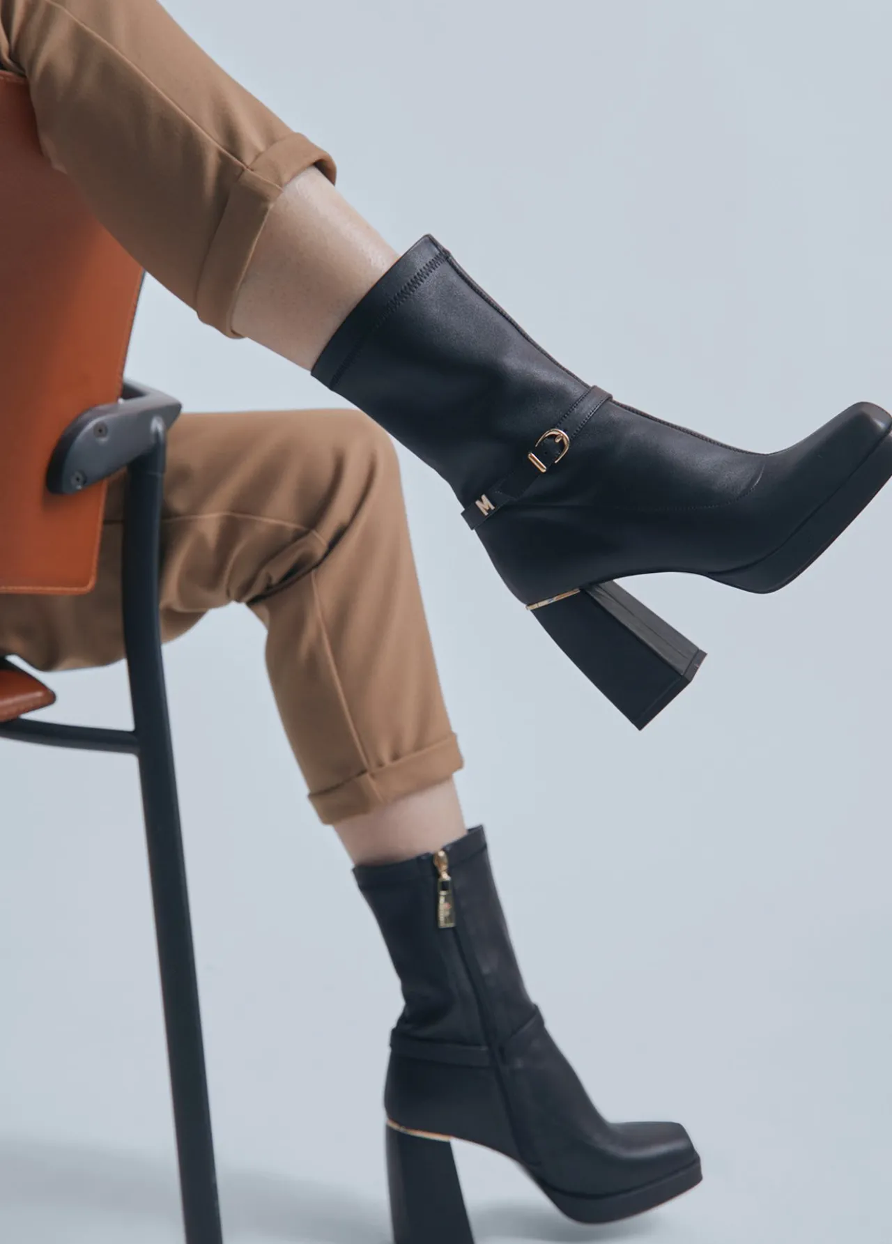 botn_con_hebilla__calzado__lola_casademunt_4.webp Lola Casademunt Botas Y Botines<Botín con hebilla | Calzado | Lola Casademunt MARRON